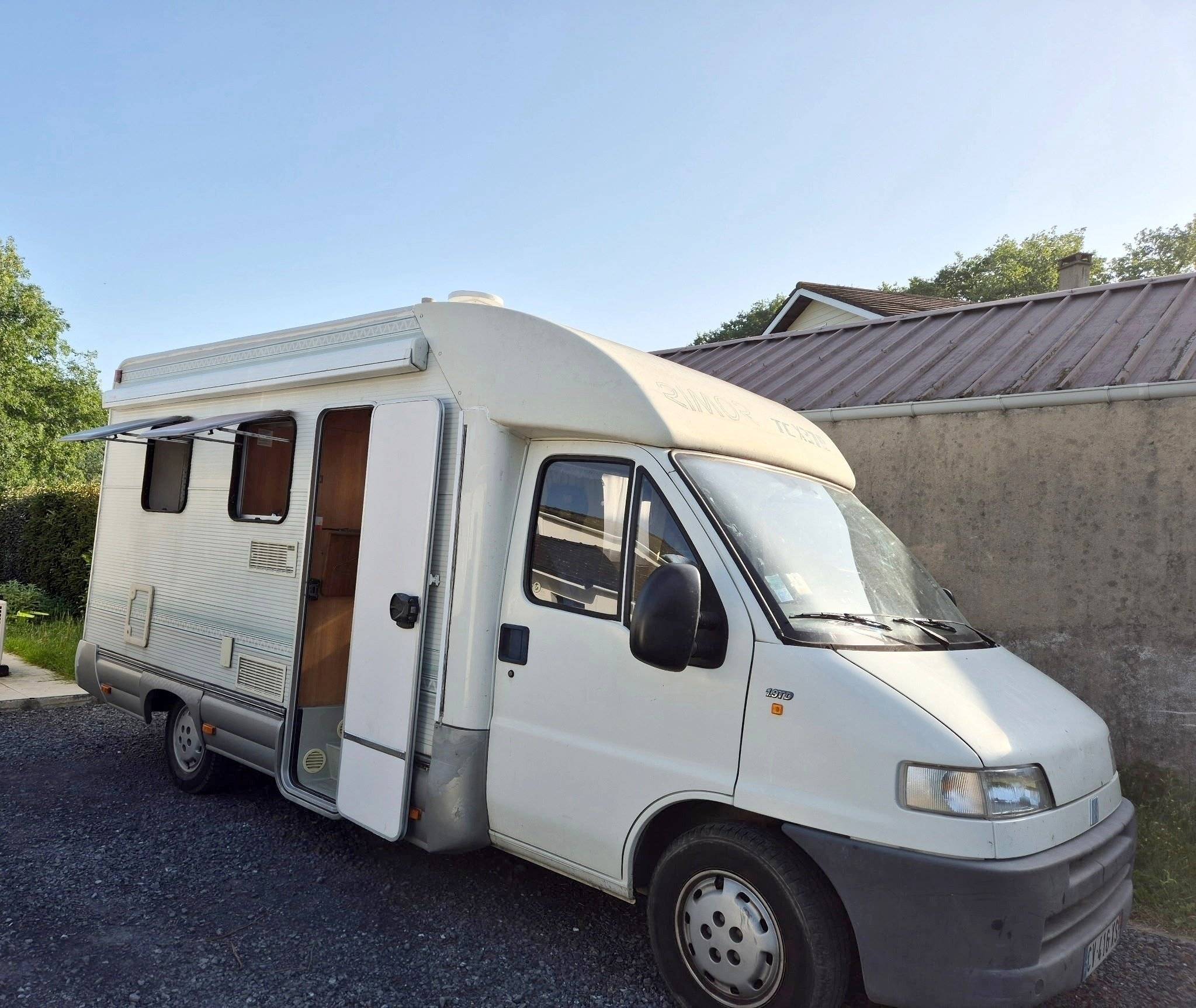 Front view from 3/4  - Yescapa