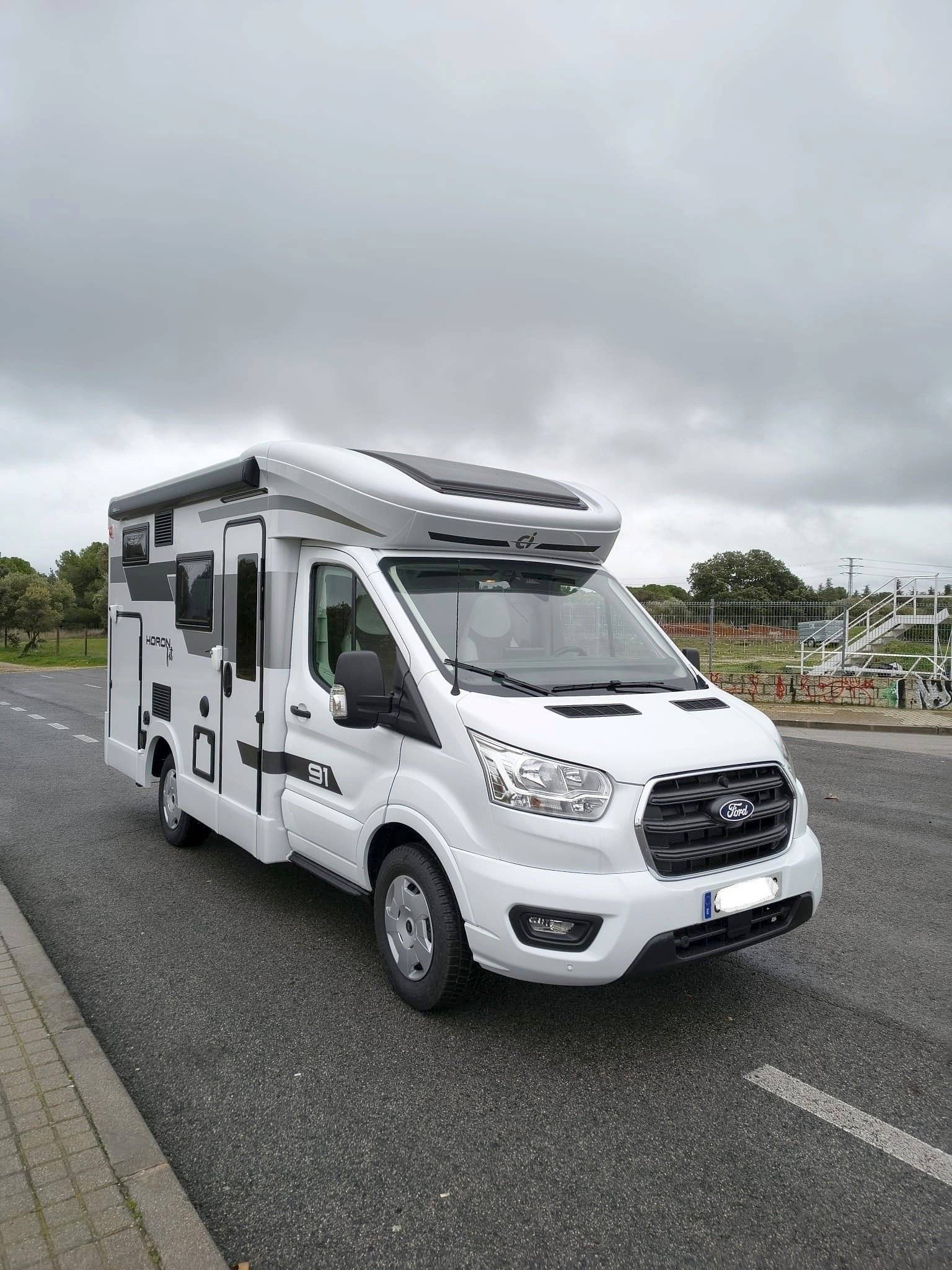 Vista frontale a ¾ Ford 165 - Yescapa