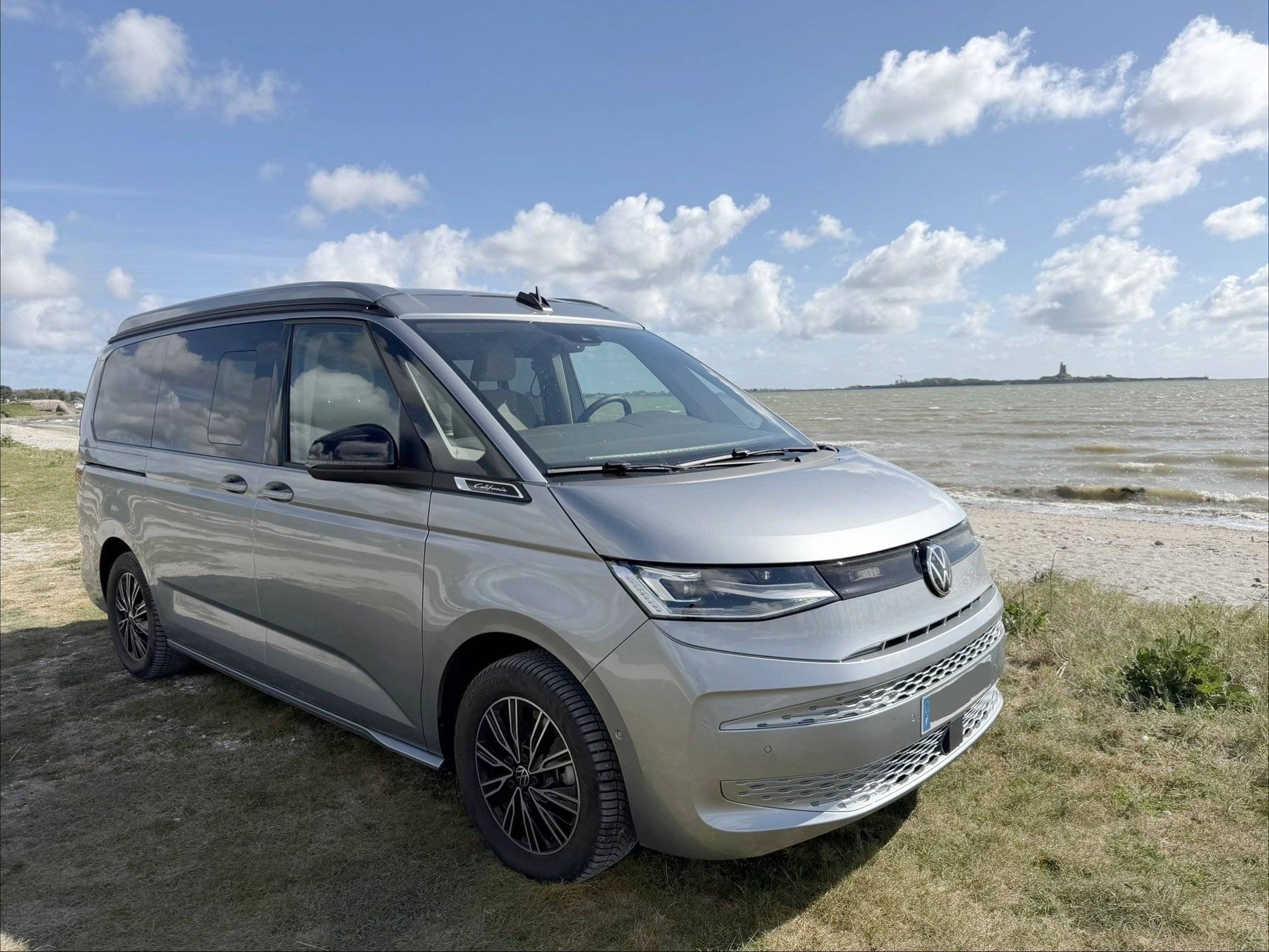 schräge Vorderansicht Volkswagen California T7 Coast 2.0L TDI 150 - Yescapa
