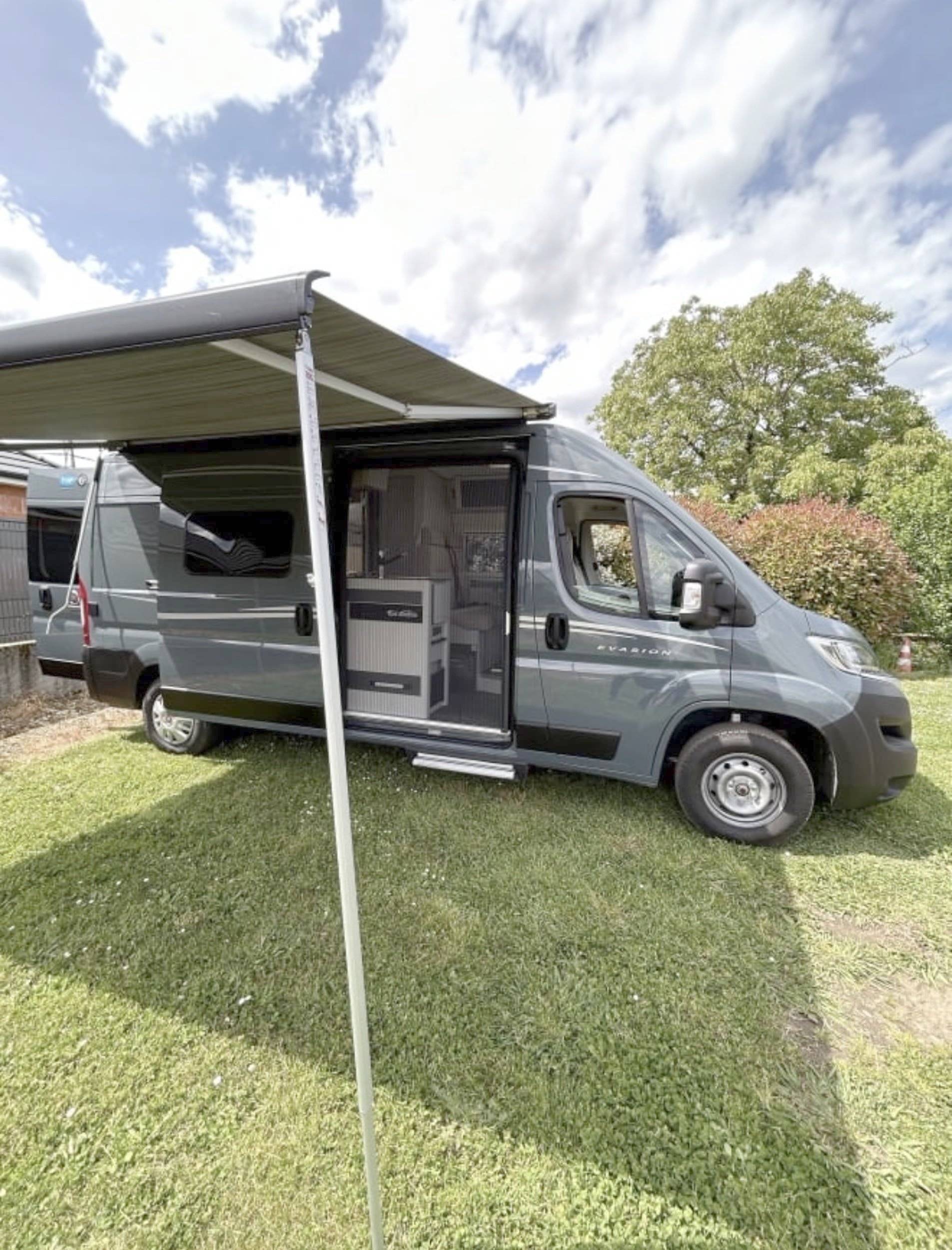 Front view from 3/4 Fiat Ducato 2,2 l Multijet 130 ch. - Yescapa