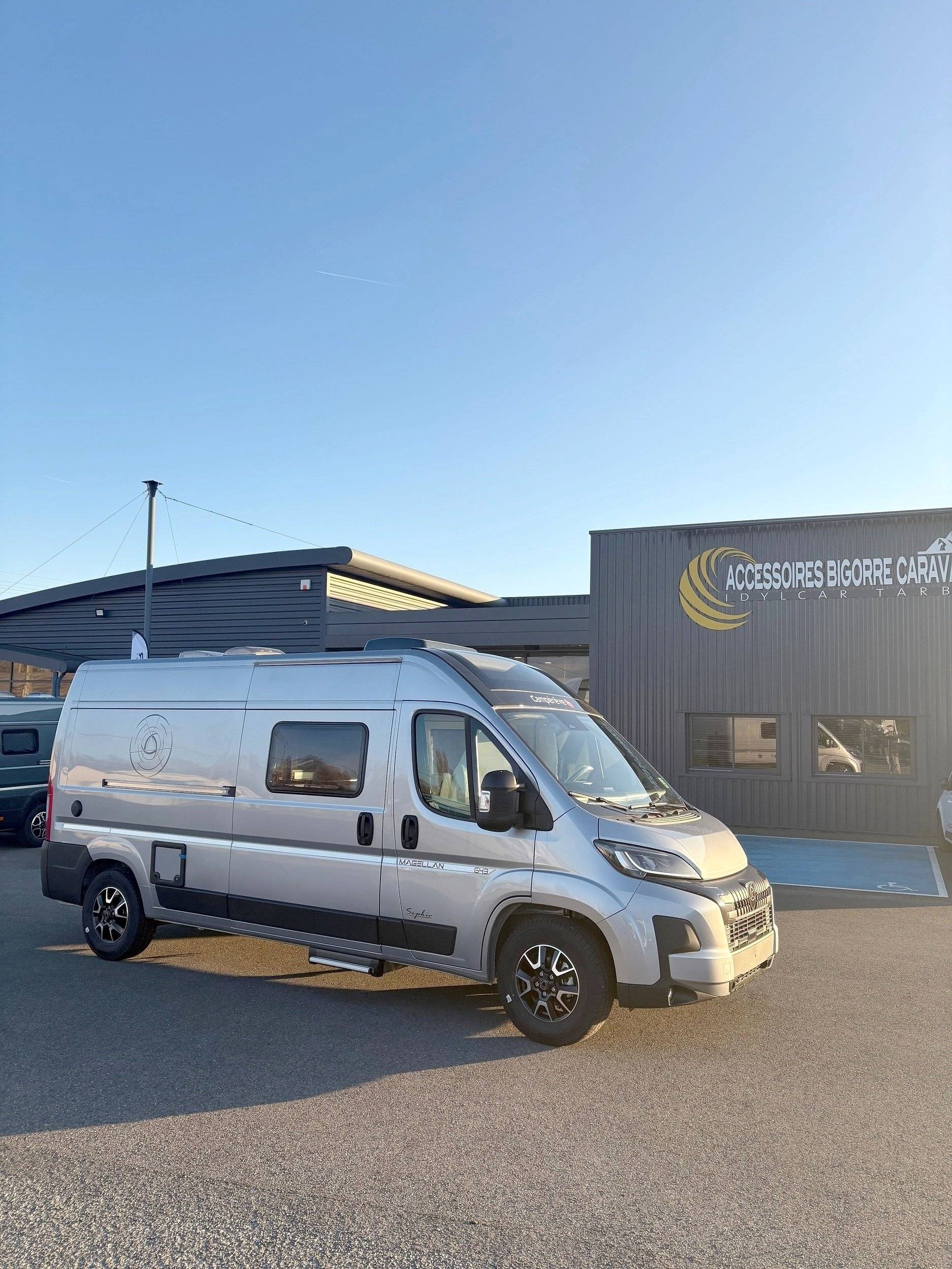 Vista del vehicle angle davanter Peugeot Boxer 2.2 Blue HDI 140ch - Yescapa
