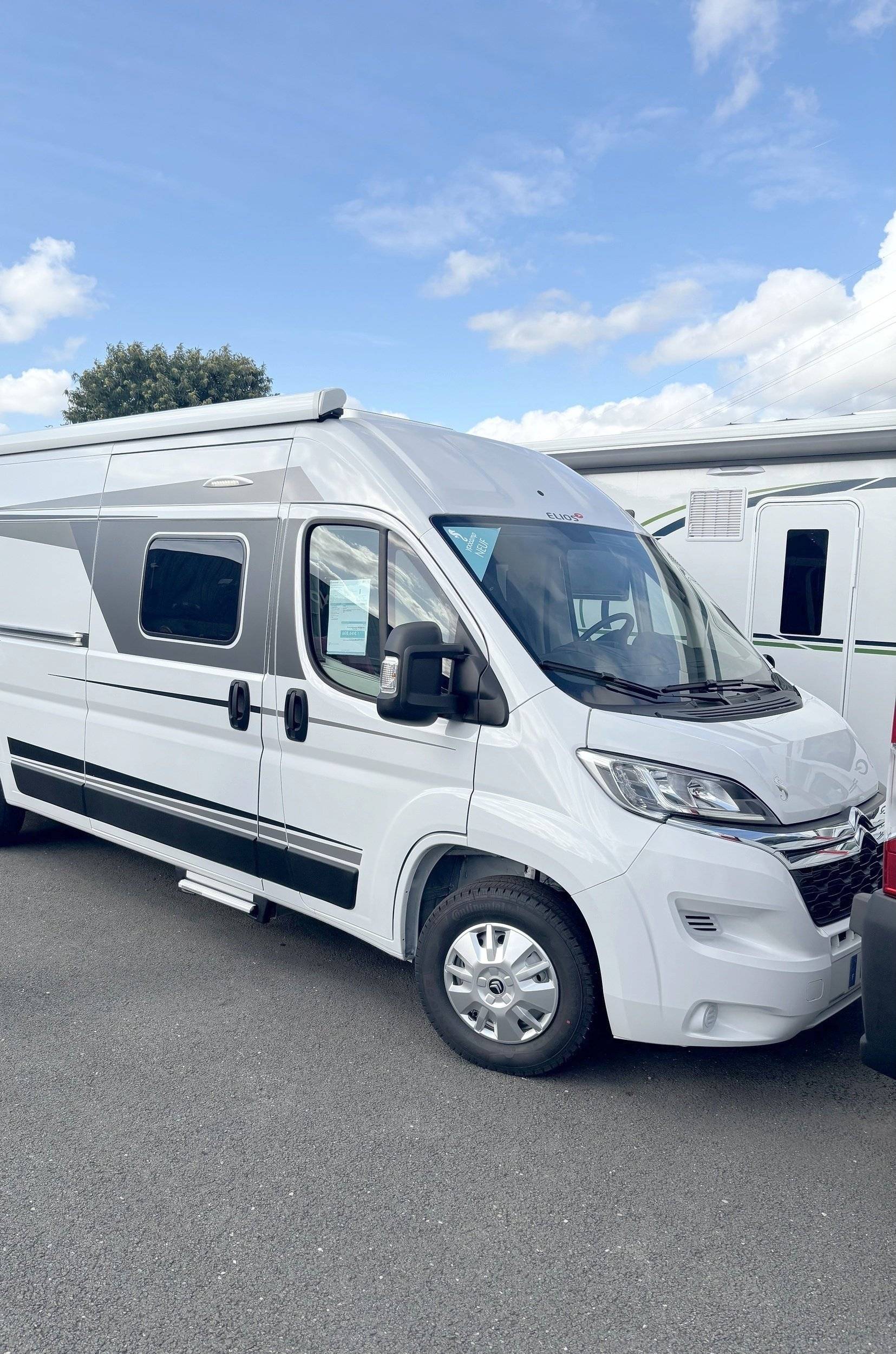 Front view from 3/4 Citroën - Yescapa