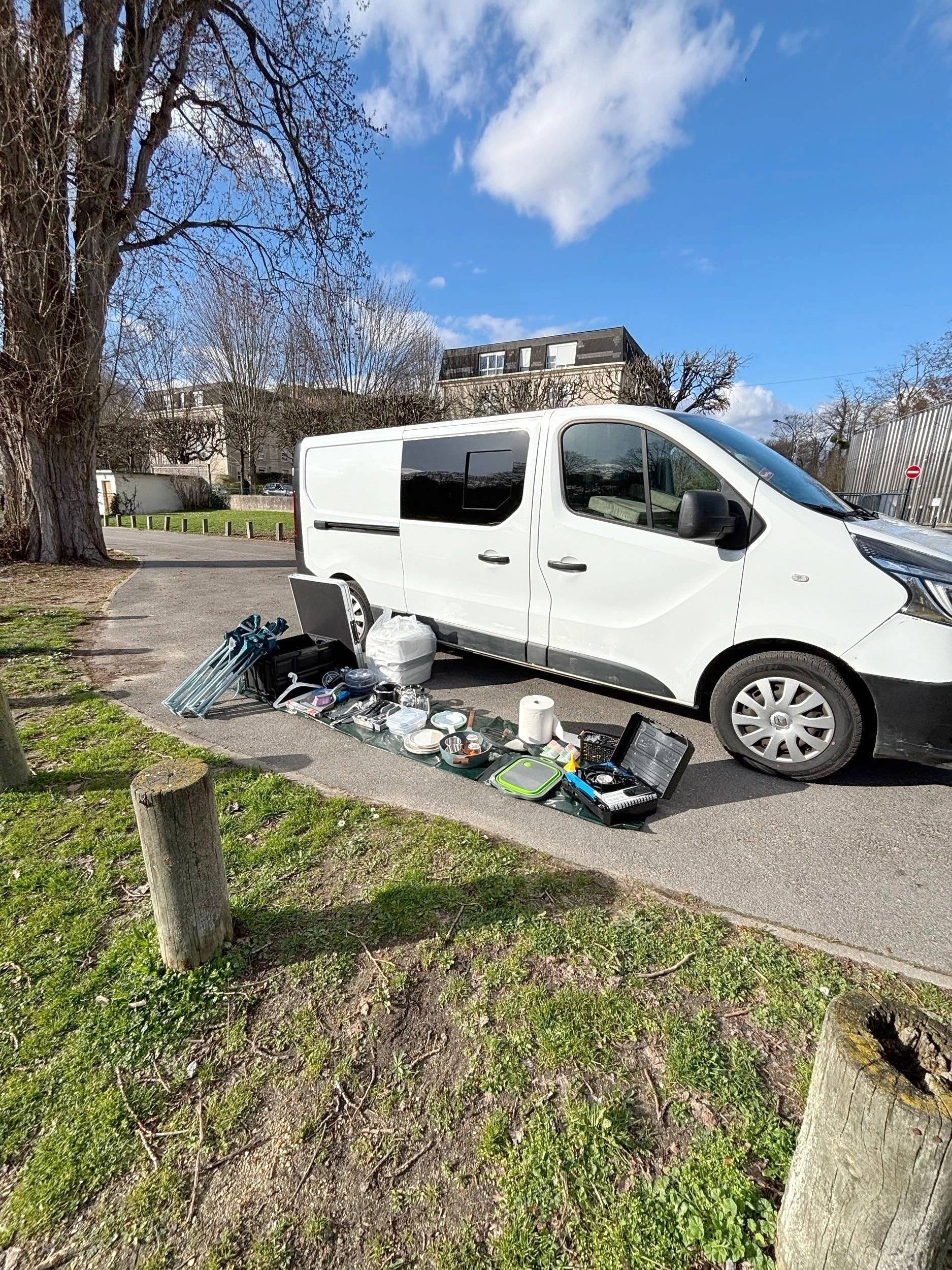 schräge Vorderansicht Renault Trafic L2H1 2 l 120 ch - Yescapa