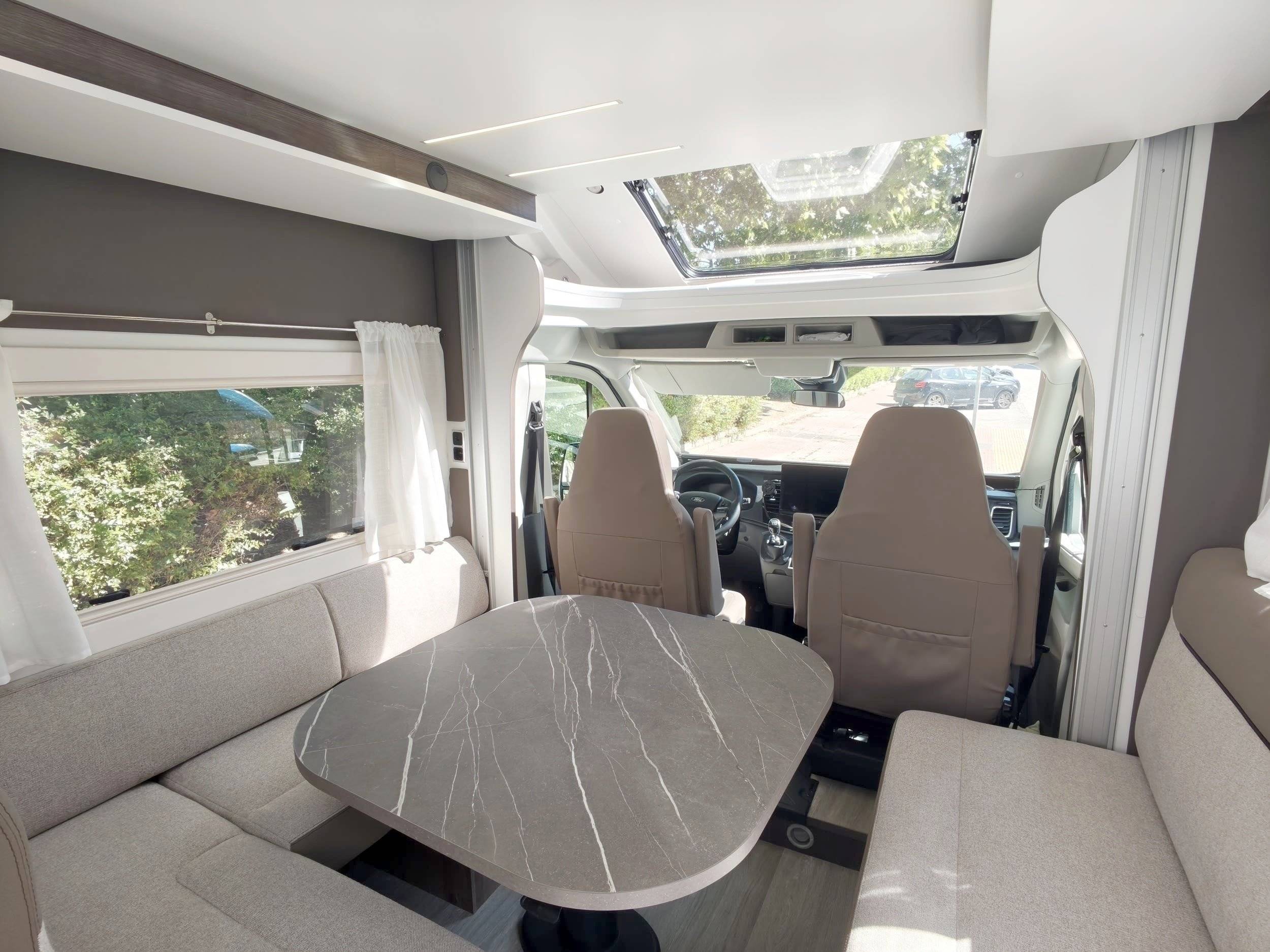 Coin repas Ford Ford Transit 165 CV - Yescapa