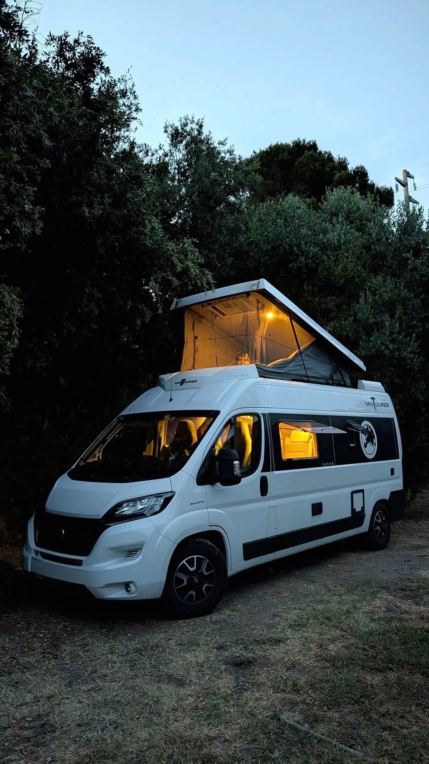 Vista frontale a ¾ Fiat Ducato - Yescapa