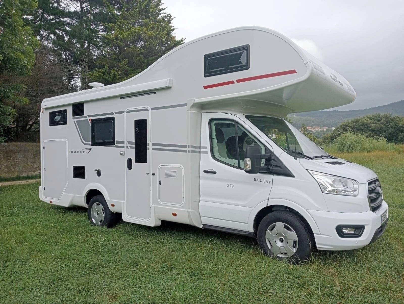Front view from 3/4 Ford - Yescapa