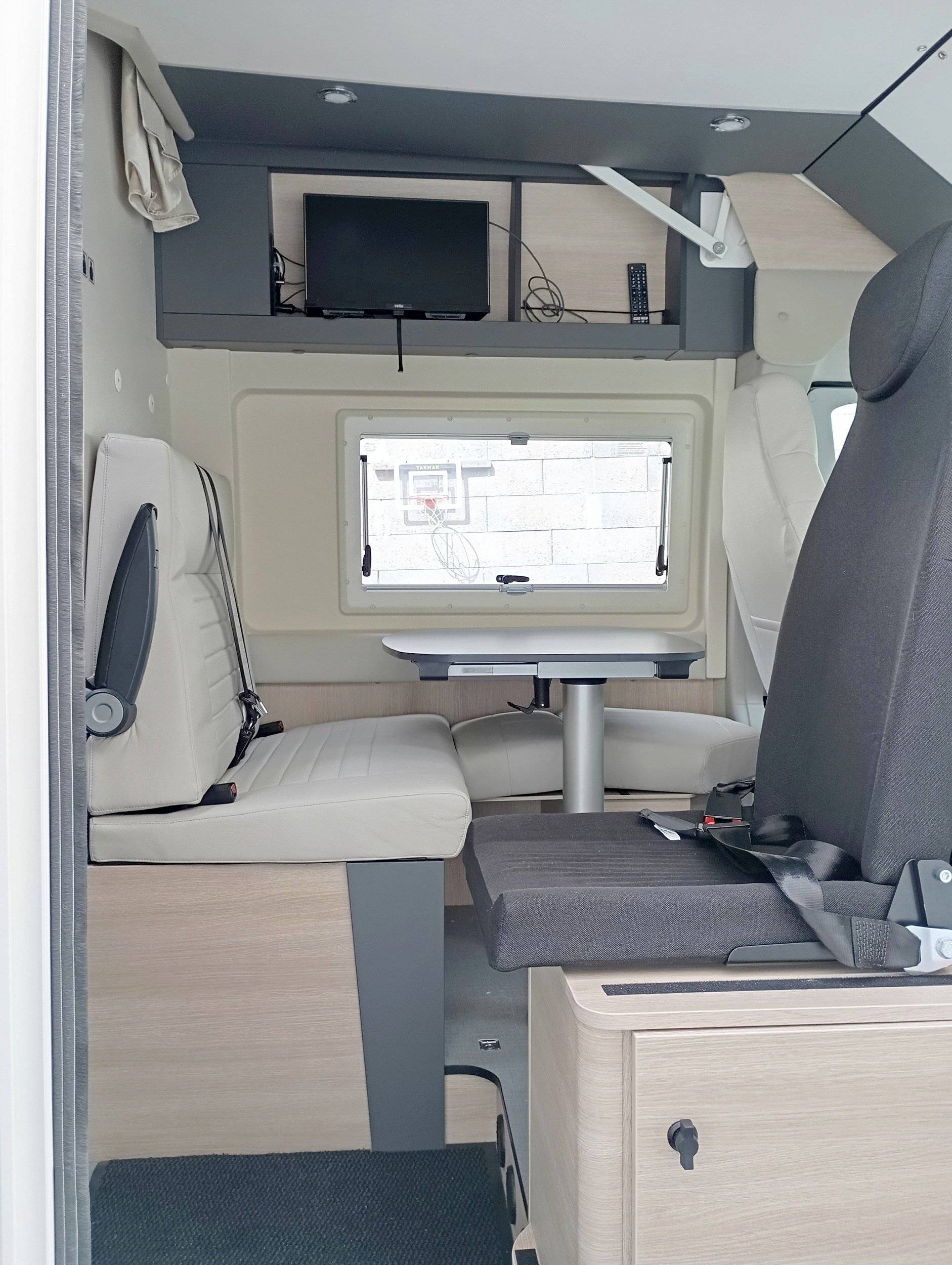 Dining Area Fiat Ducato 2,2 l Multijet 130 ch. - Yescapa