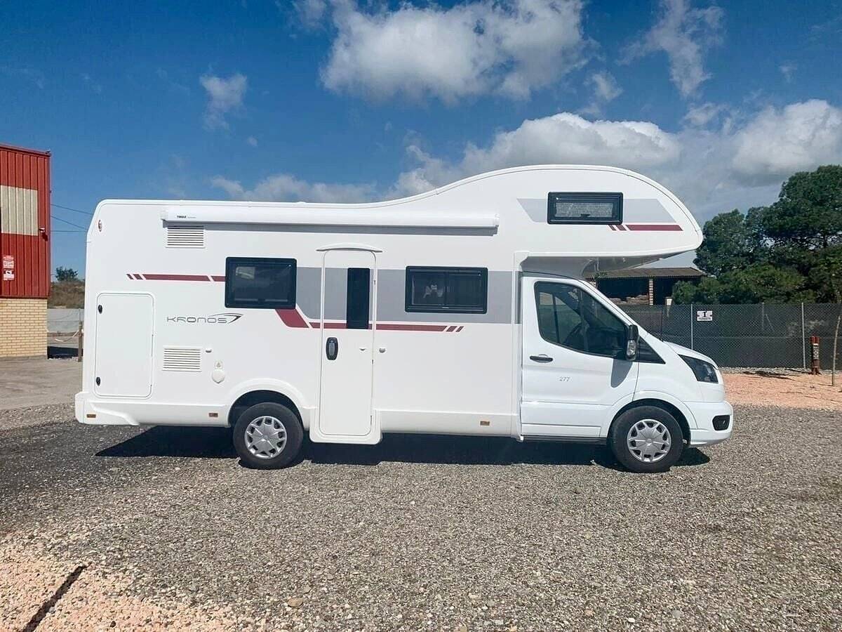 Front view from 3/4 Ford Transit 2,0 l 130 ch - Yescapa