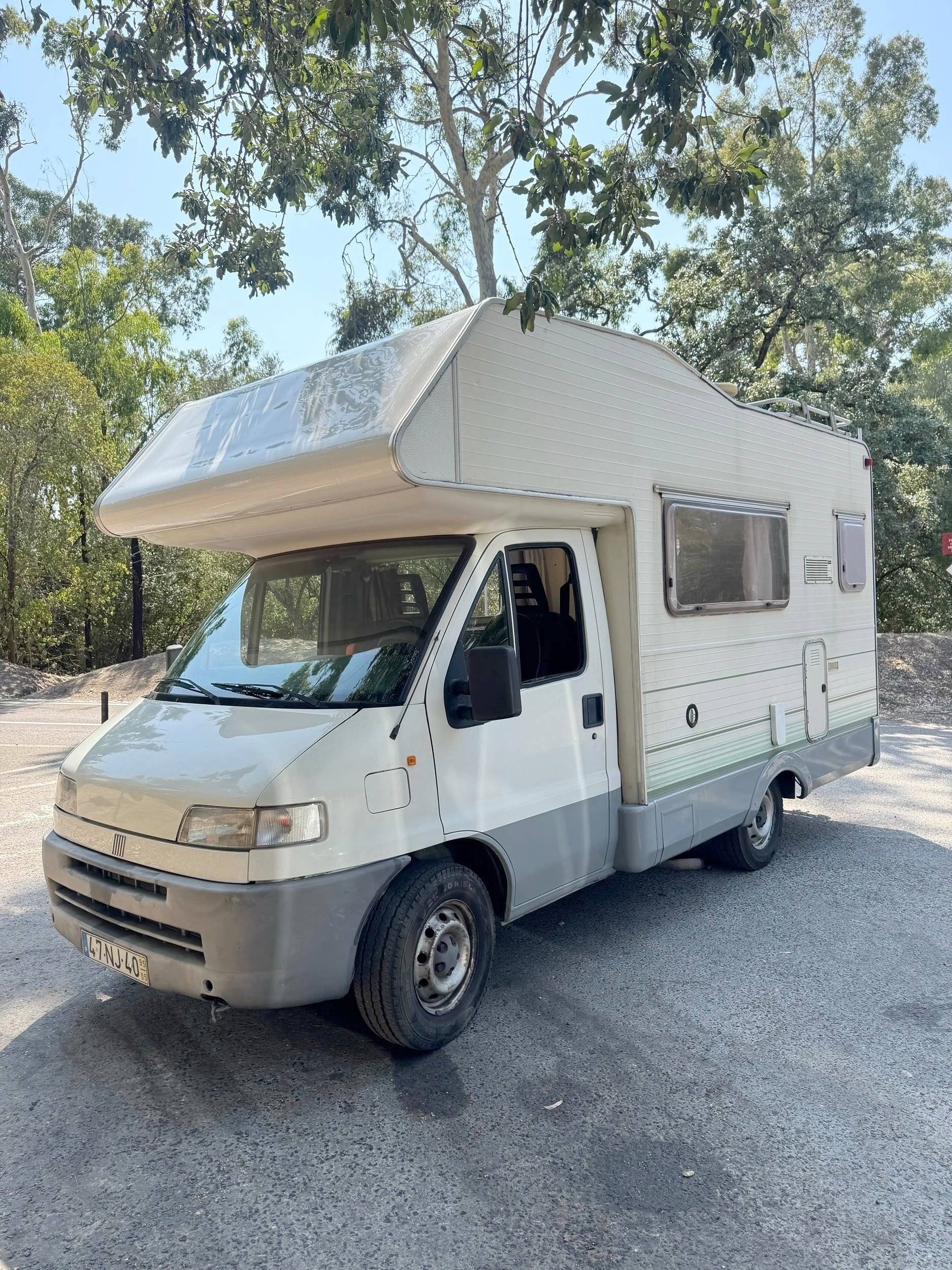 Vue avant de 3/4 Fiat Fiat Ducato 230 - Yescapa