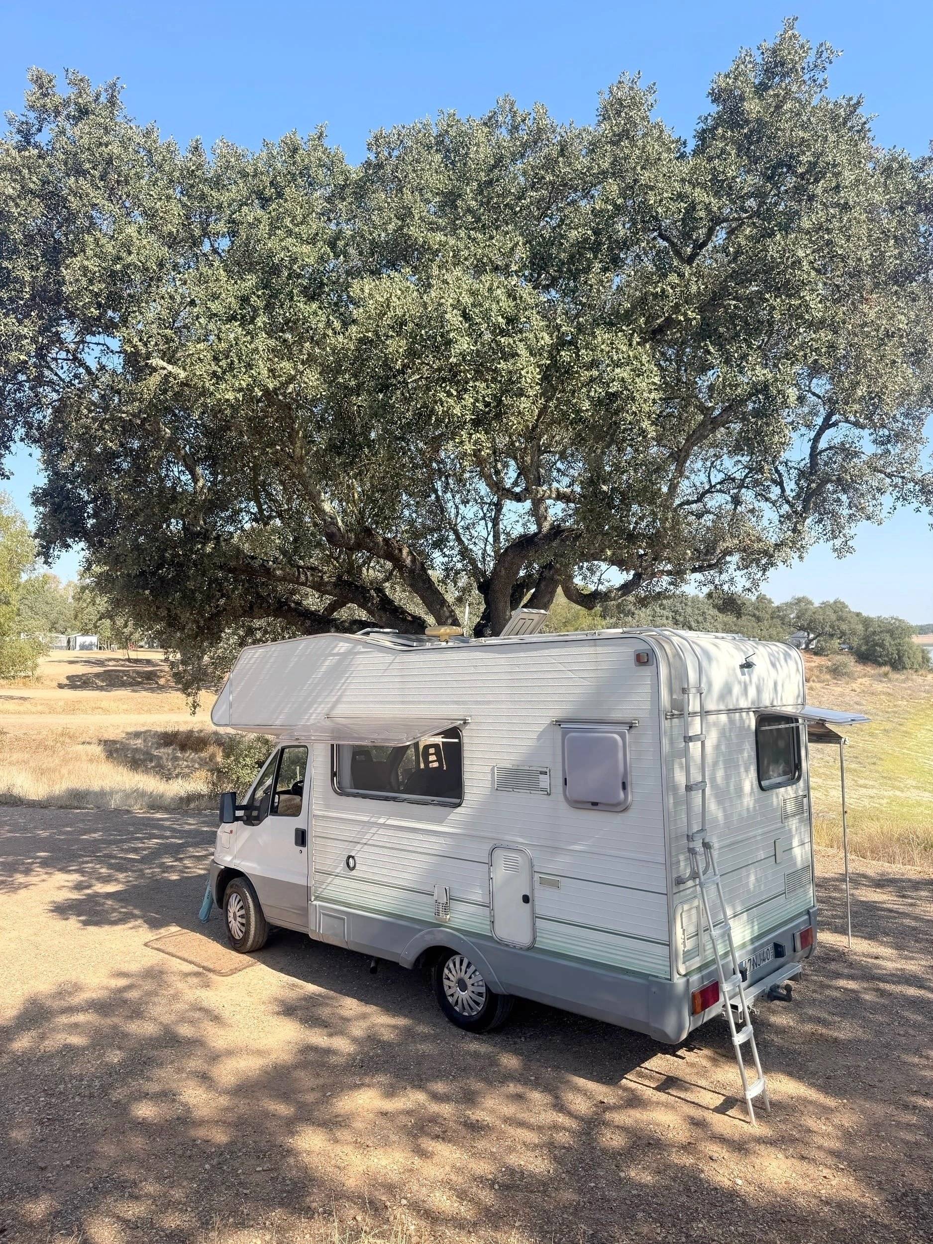 Vista frontale a ¾ Fiat CI Riviera - Yescapa