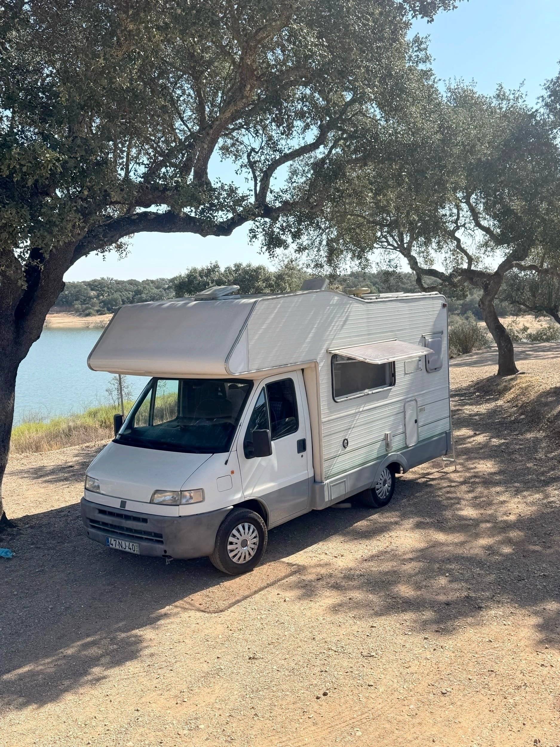 Vista de 3/4 Fiat CI Riviera - Yescapa