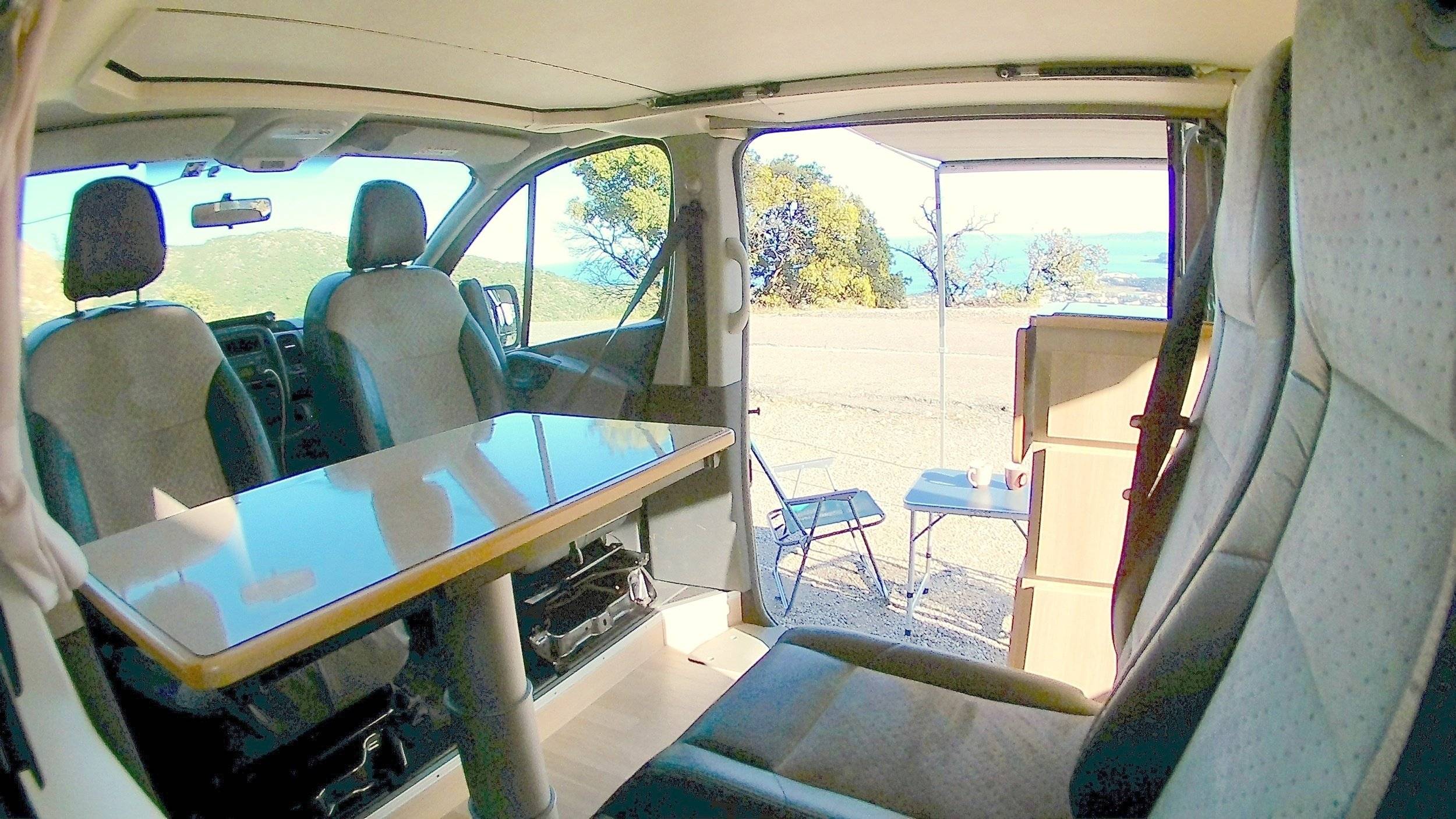 Dining Area Renault Trafic 1,6 l 120 ch - Yescapa