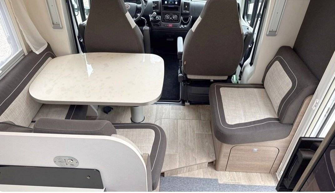 Dining Area Fiat 140 cv - Yescapa