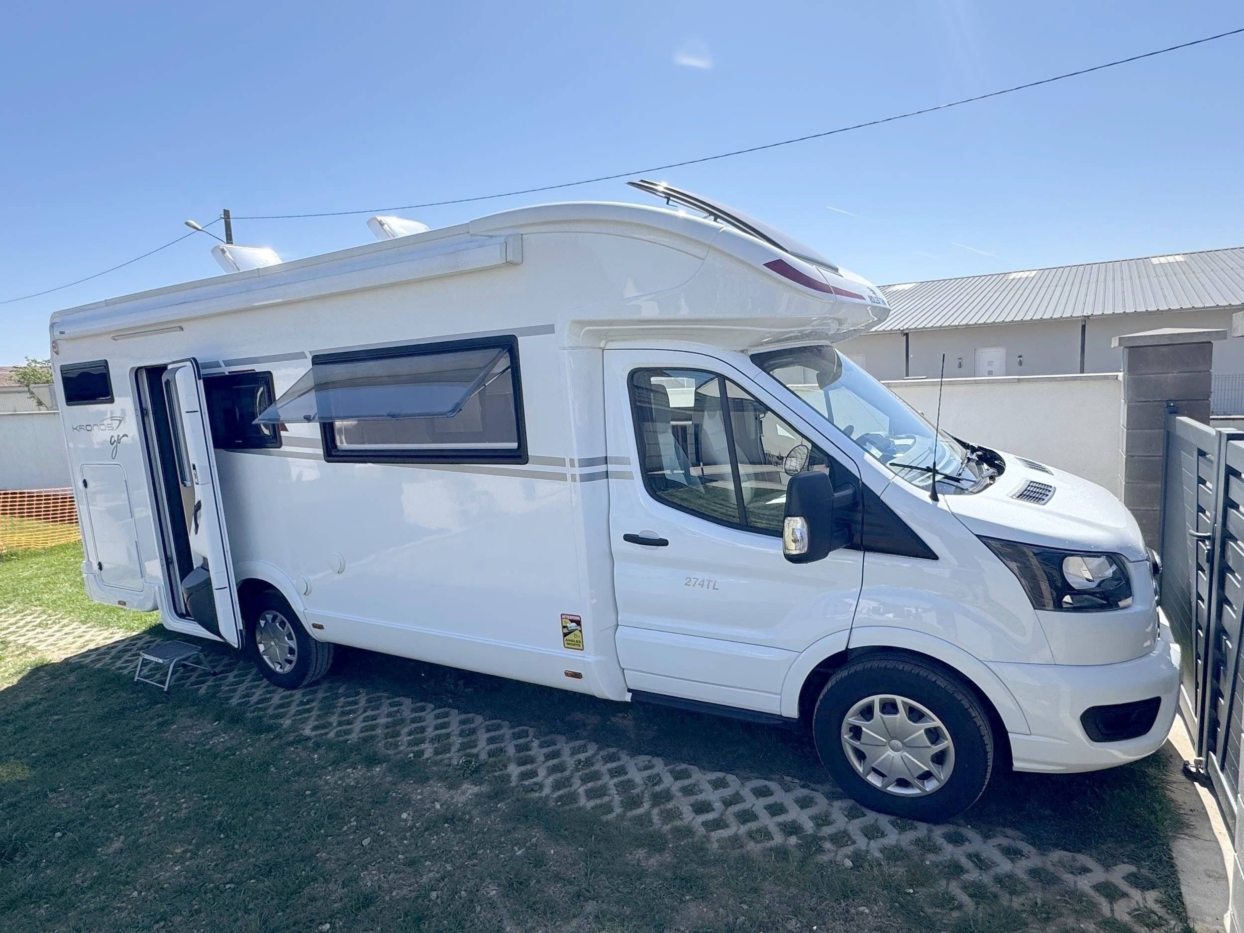 Vista de 3/4 Ford Transit 2,0 l 170 ch - Yescapa