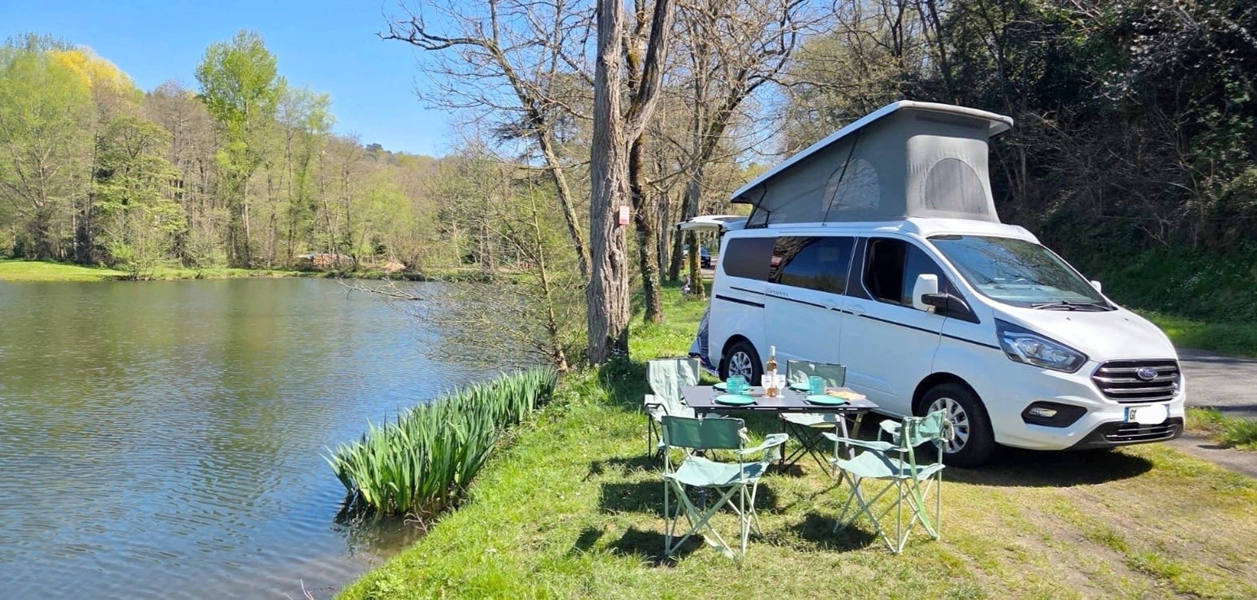 Vue avant de 3/4 Ford Custom 2,0 l 130 ch - Yescapa