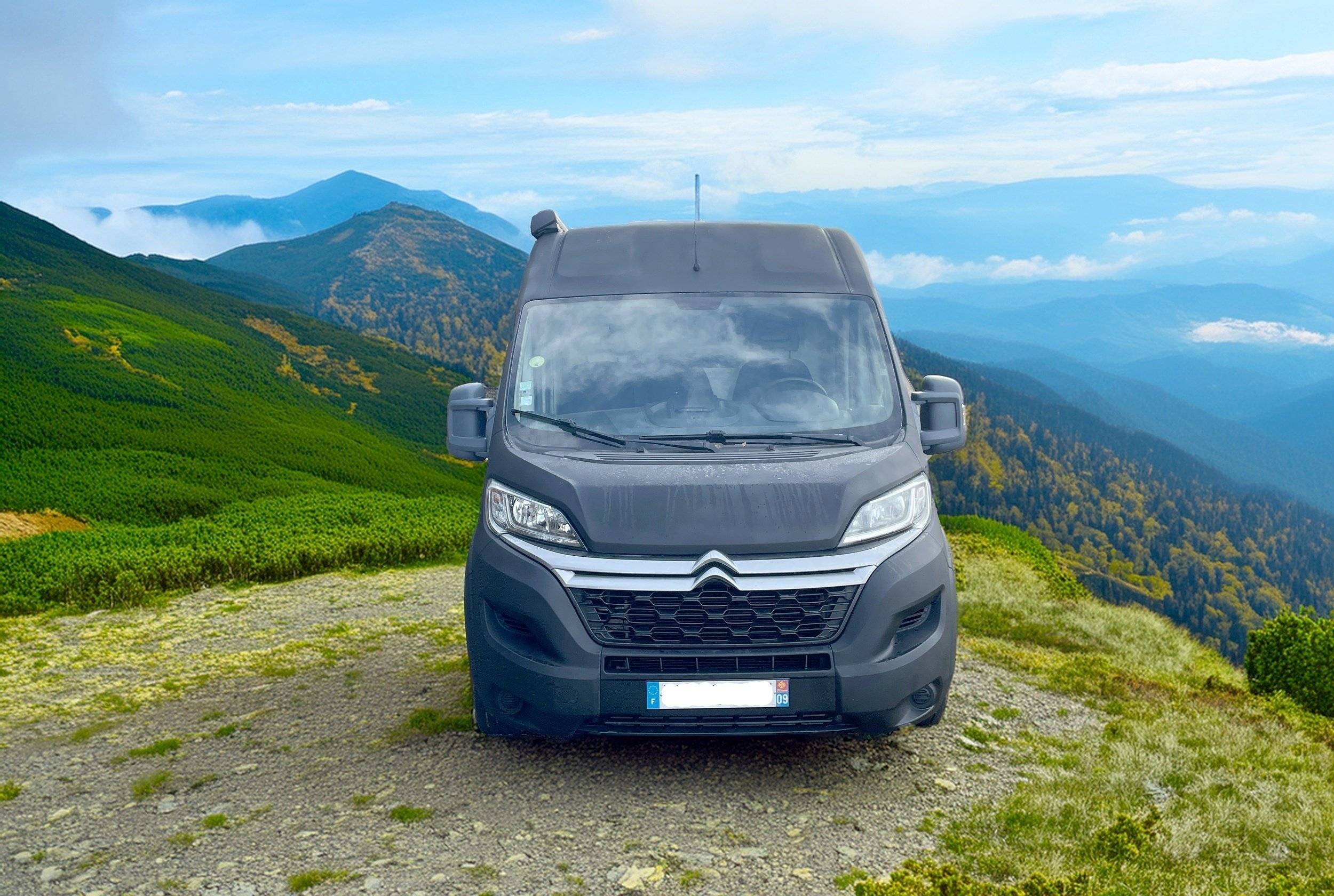 schräge Vorderansicht Citroën Jumper 2,0 l 130 ch - Yescapa