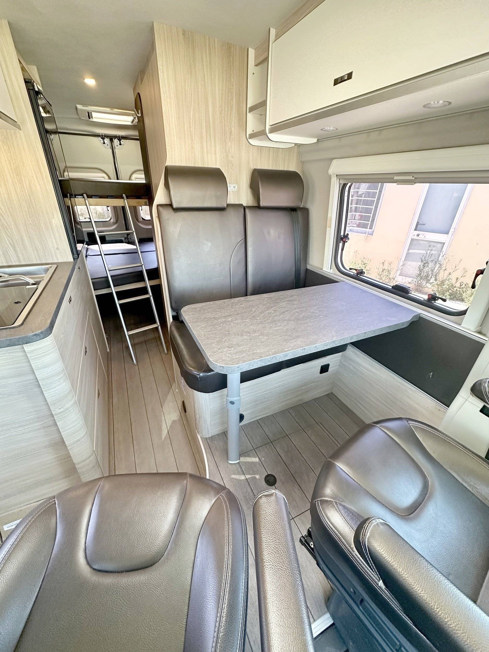 Dining Area Fiat Ducato 2,3 l 120 ch - Yescapa