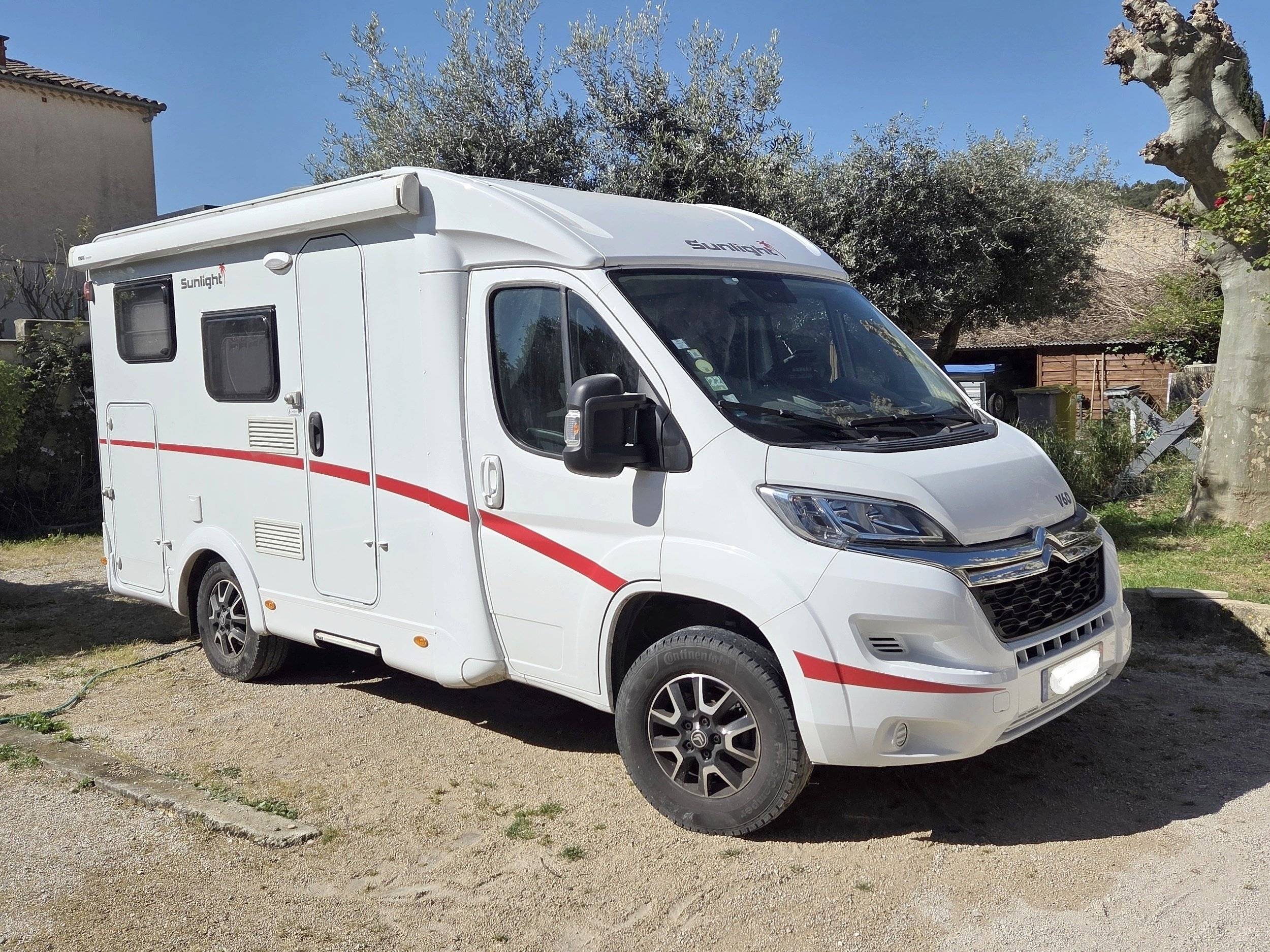 Vista del vehicle angle davanter Citroën Jumper III 140 cv HDI - Yescapa