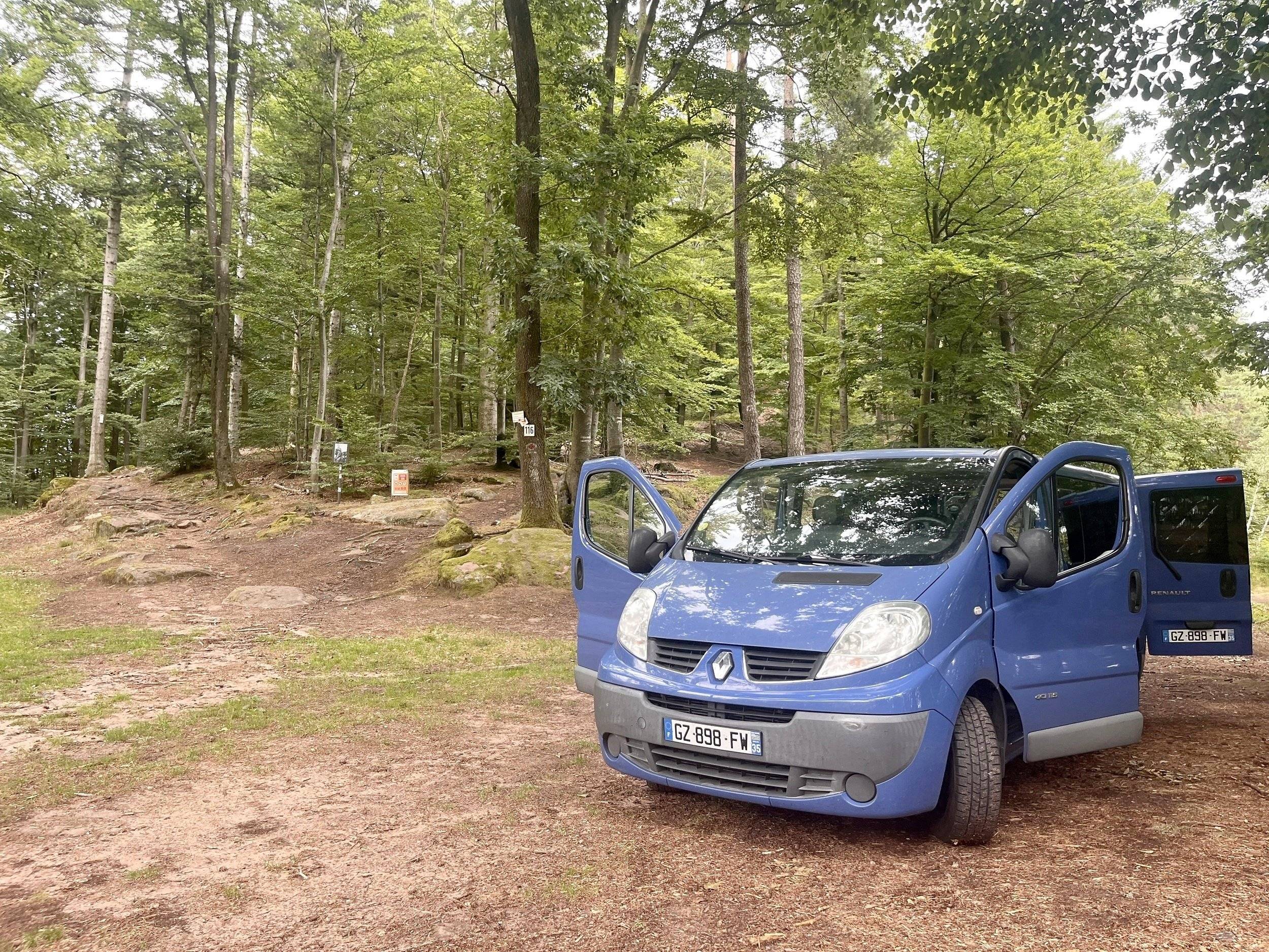 Front view from 3/4 Renault Trafic 2 l 115 ch - Yescapa
