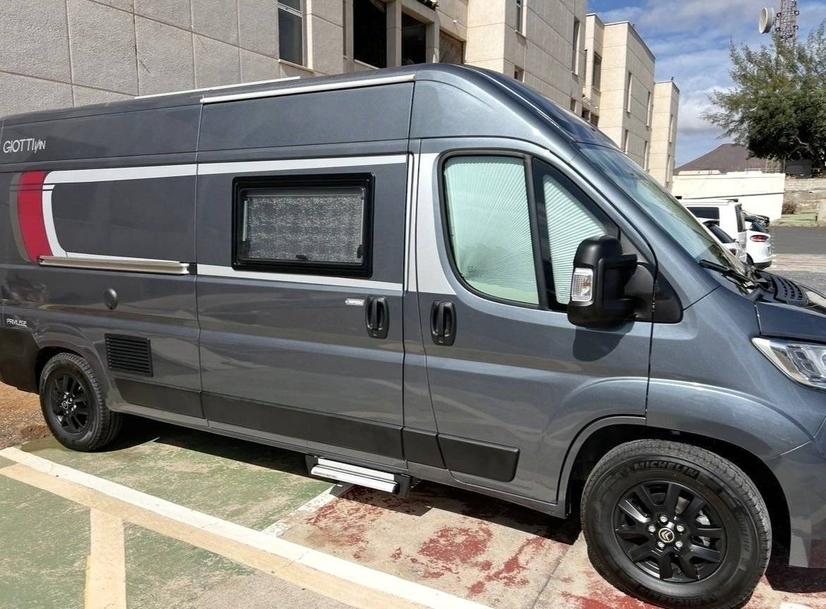 Vista frontale a ¾ Citroën 2.2L 140CV - Yescapa