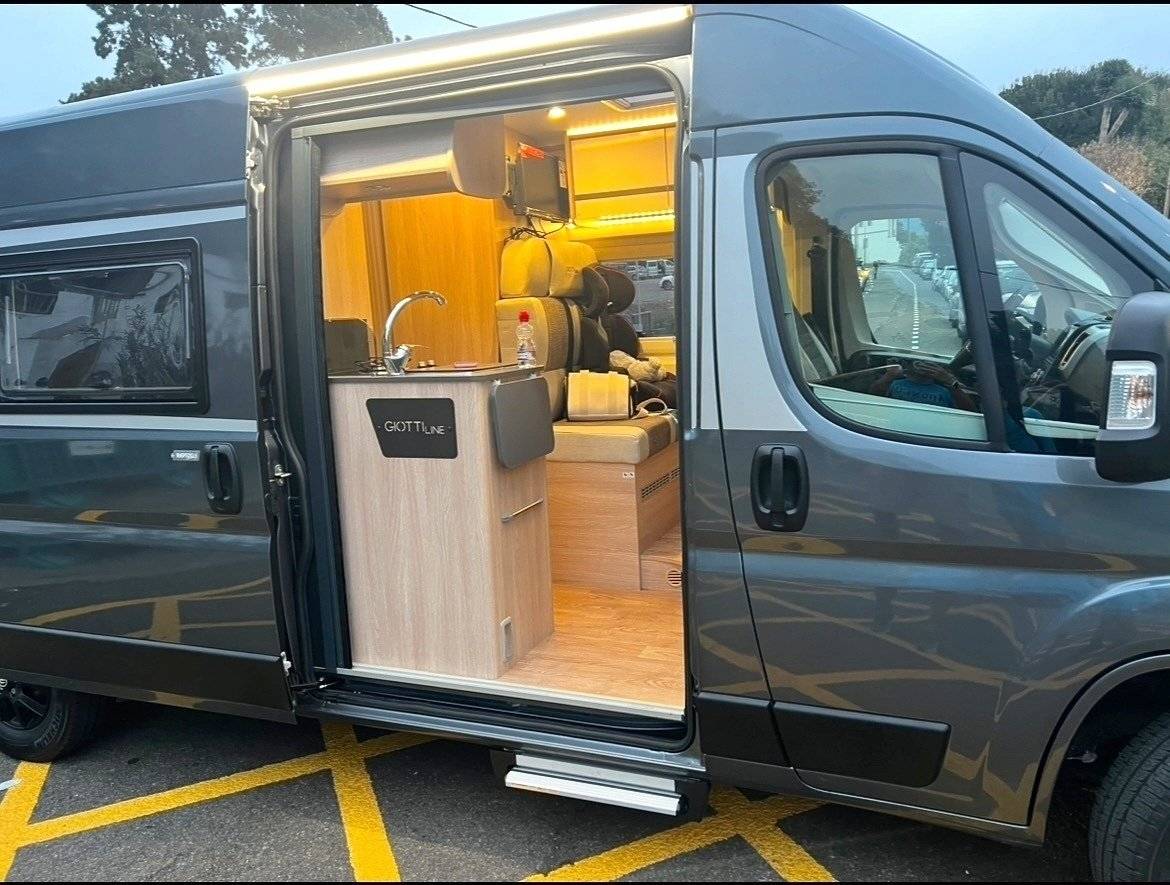 Front view from 3/4 Citroën 2.2L 140CV - Yescapa