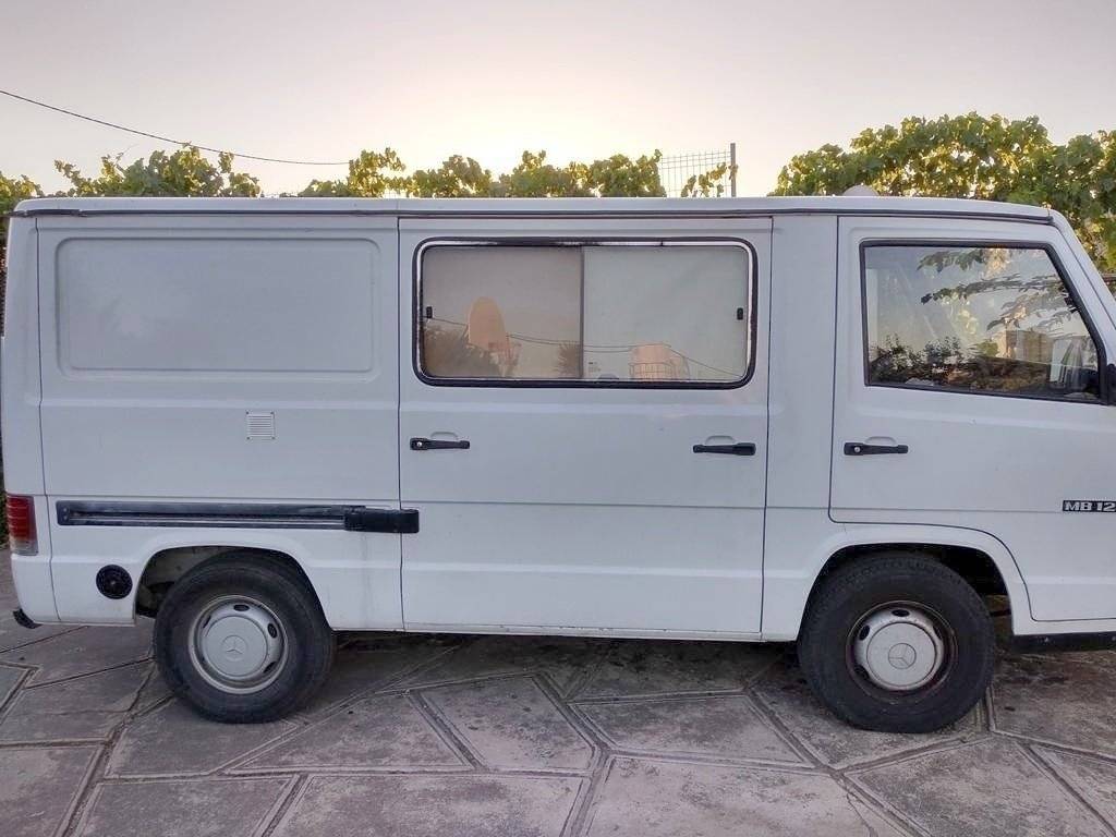 Vue avant de 3/4 Mercedes Mercedes MB 100 D - Yescapa