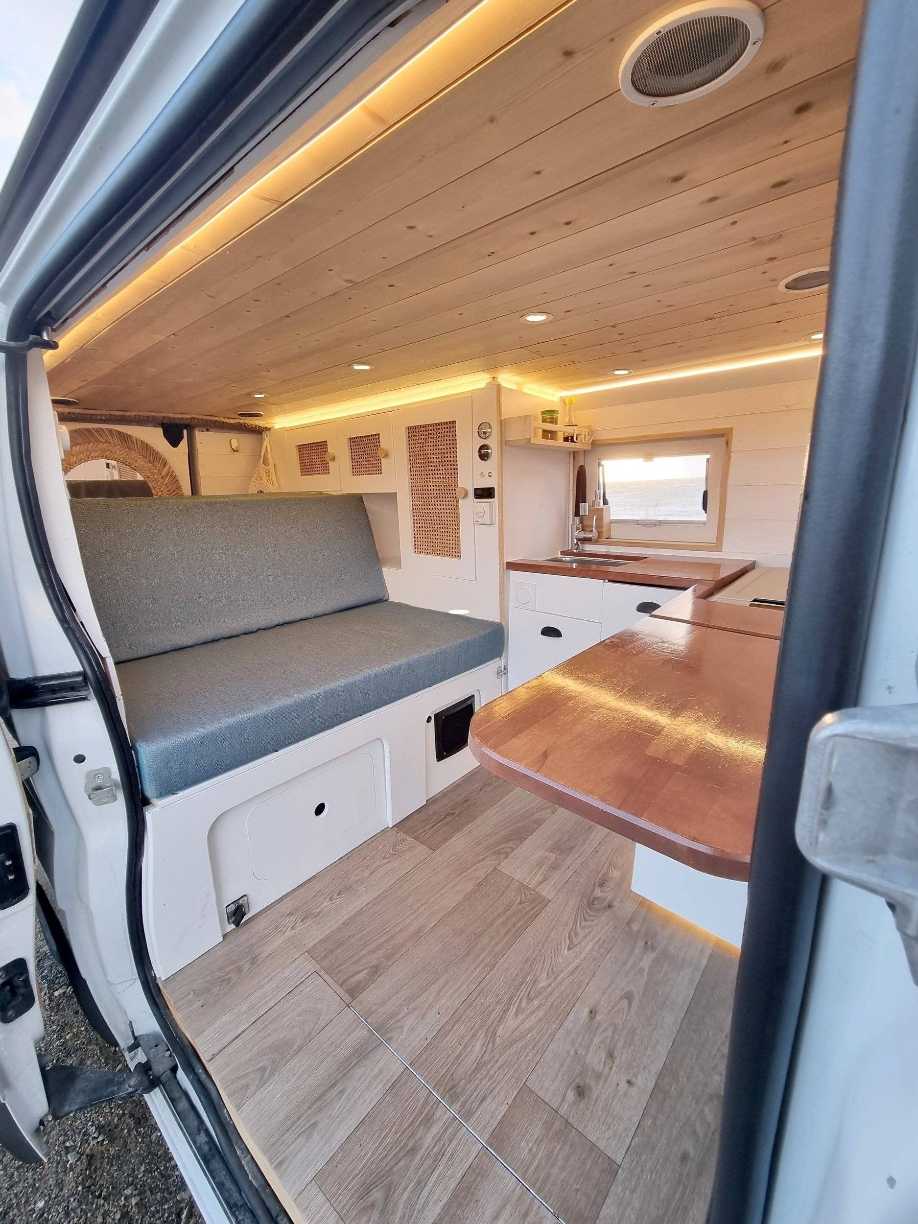 Coin repas Renault Trafic 2 l 115 ch - Yescapa