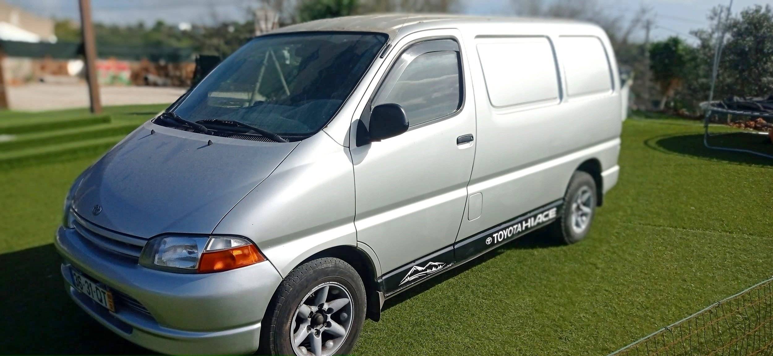 Vue avant de 3/4 Toyota HiAce - Yescapa