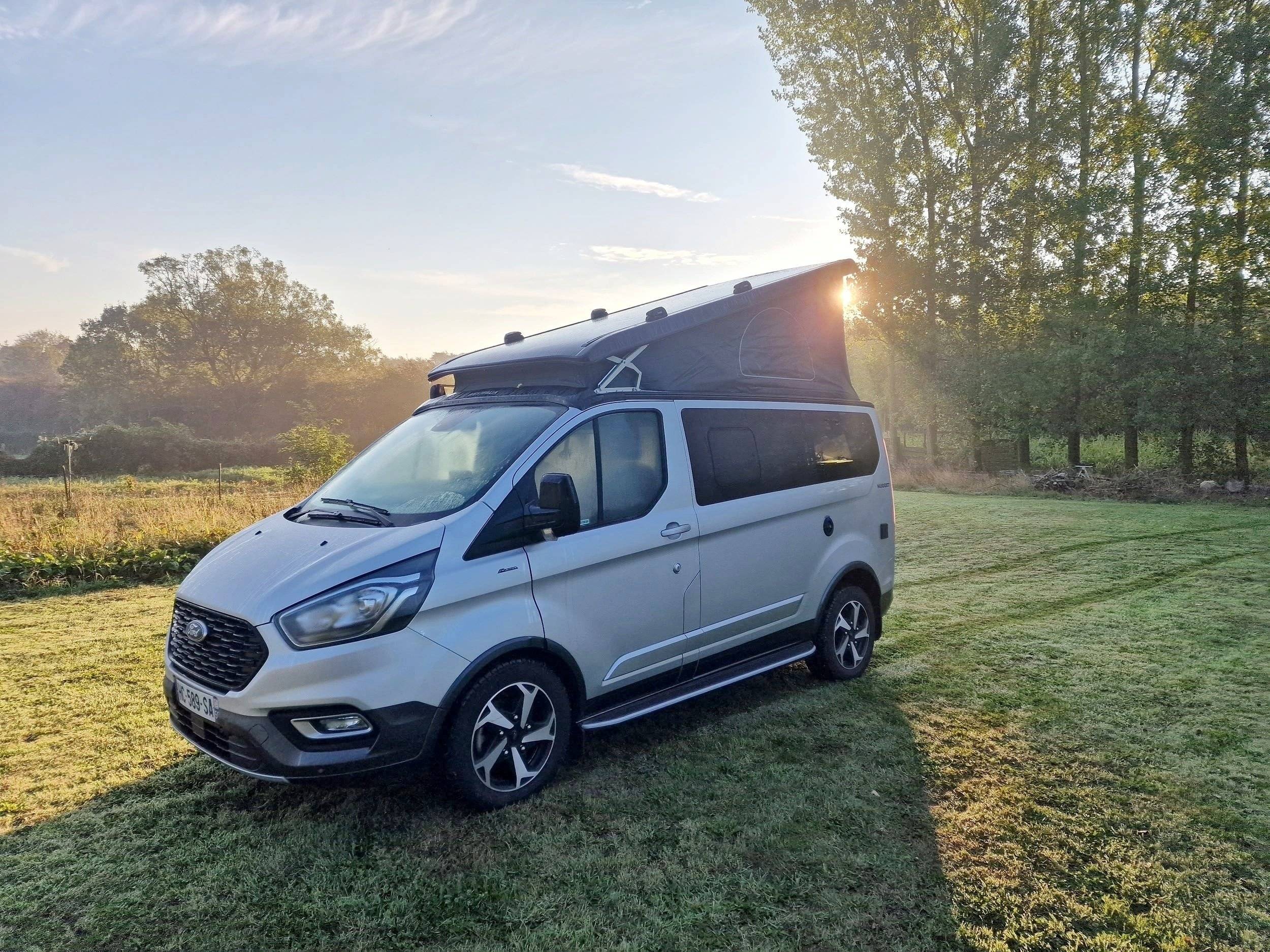 Vue avant de 3/4 Ford - Yescapa