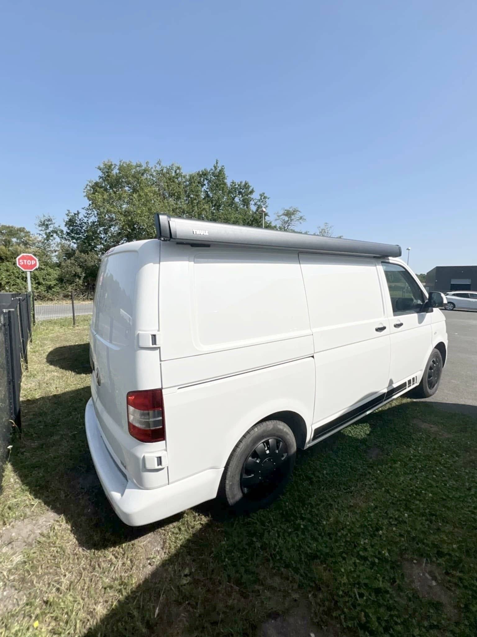 Vista del vehículo ángulo delantero Volkswagen T5 édition 2l tdi 140 - Yescapa