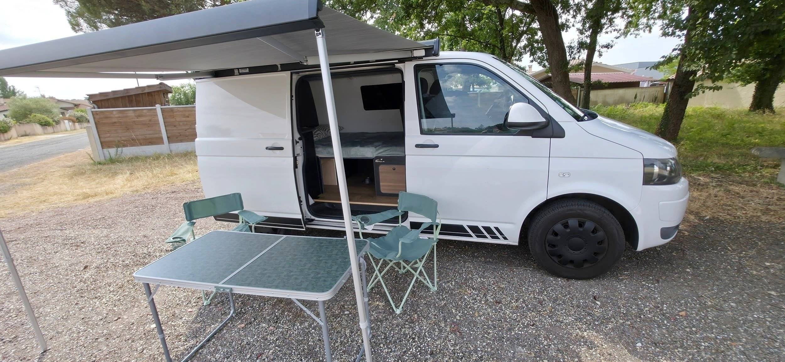 Vista frontale a ¾ Volkswagen T5 édition 2l tdi 140 - Yescapa