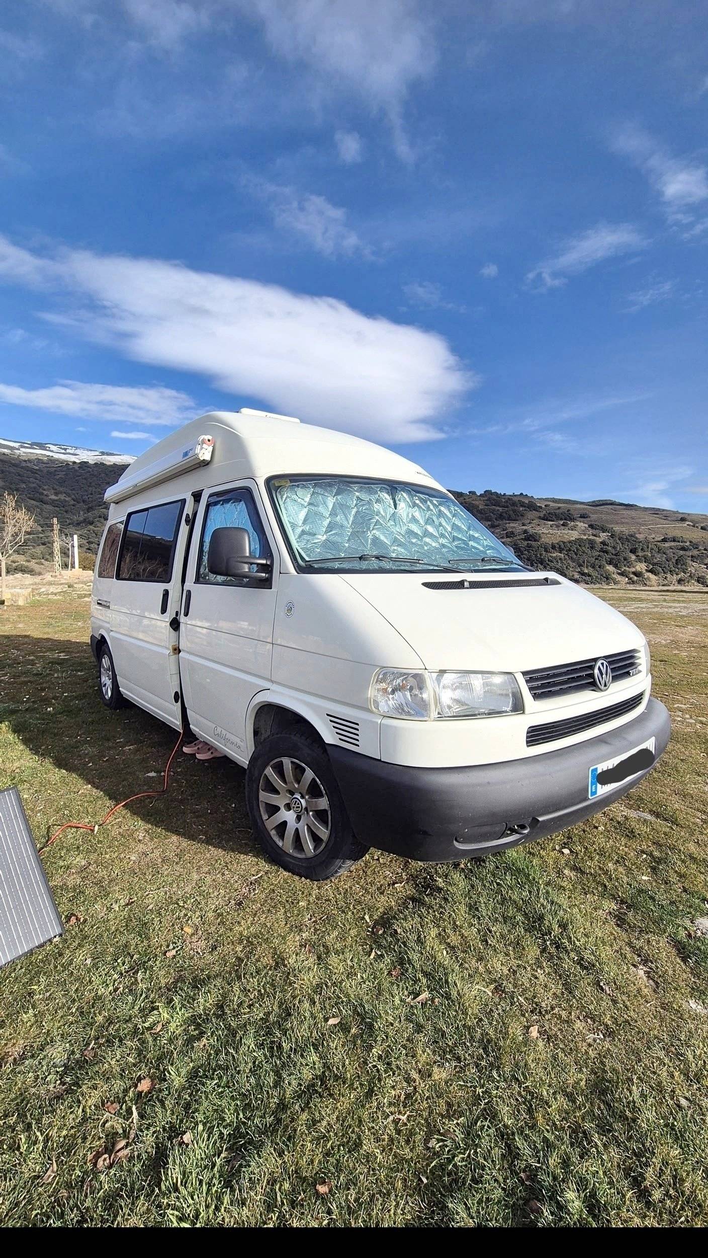 Vue avant de 3/4 Volkswagen California T4 2.5 TDI 102cv - Yescapa