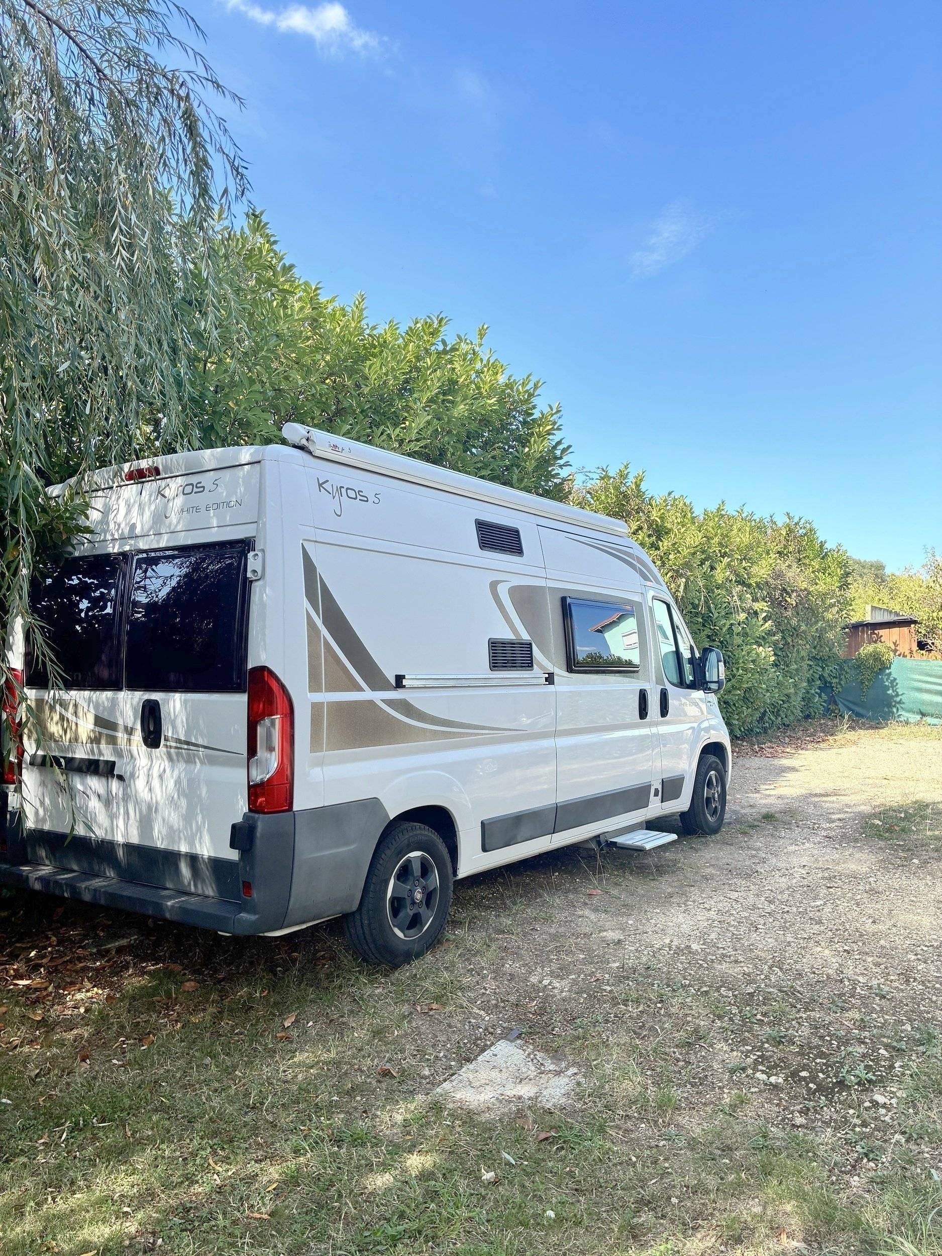 Front view from 3/4 Fiat 2,3 l 130 ch - Yescapa