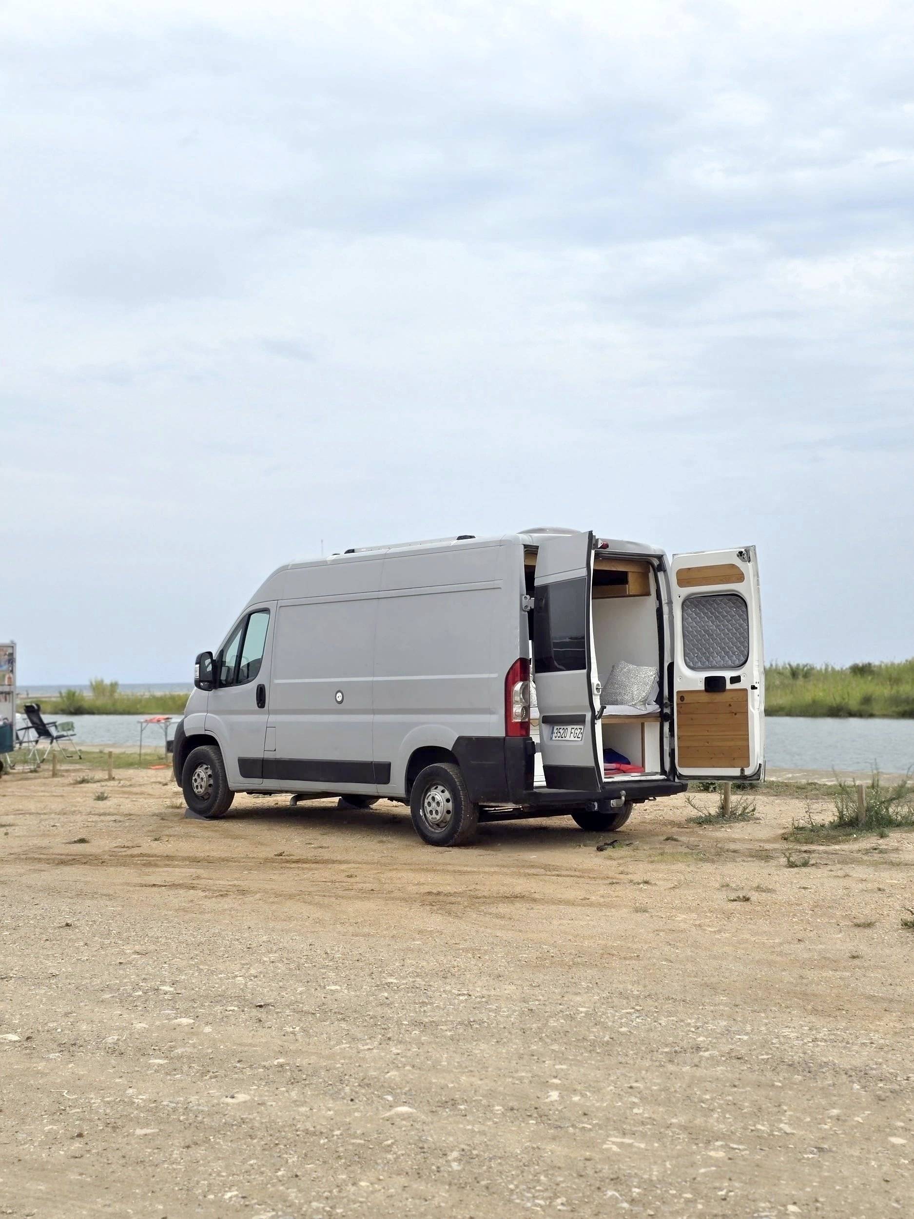 schräge Vorderansicht Peugeot BOXER L2H2 - Yescapa