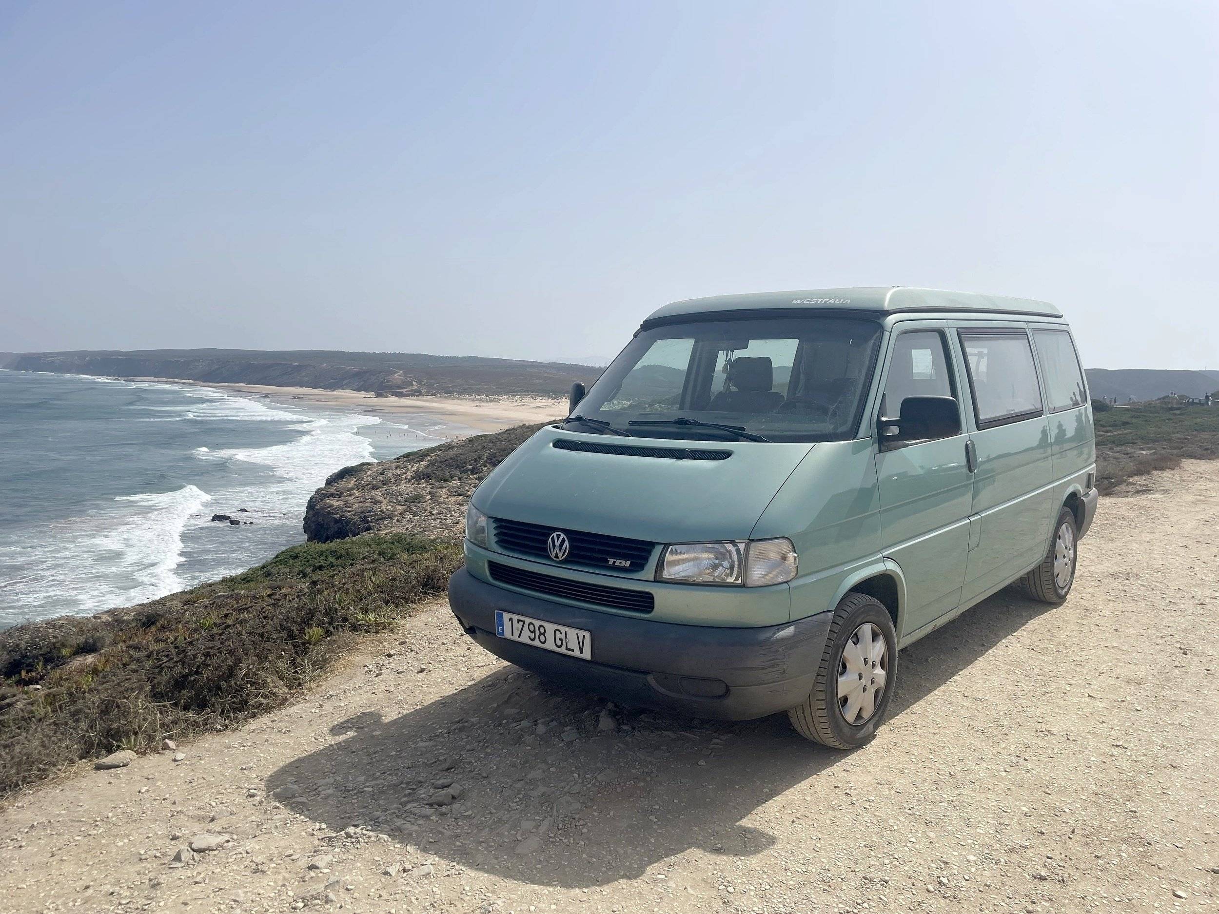 Front view from 3/4 Volkswagen VOLKSWAGEN CALIFORNIA - Yescapa