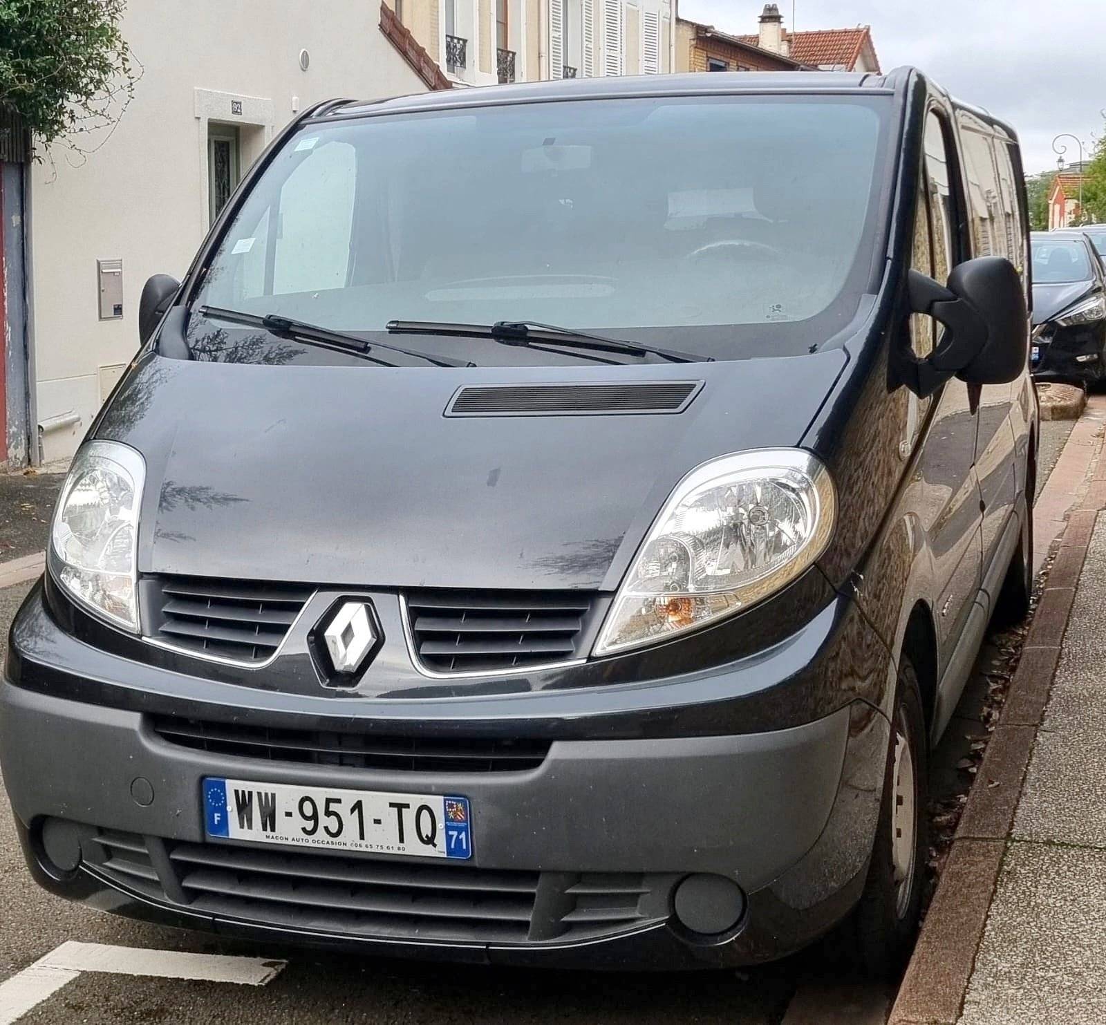Vista del vehicle angle davanter Renault Renault Trafic - Yescapa