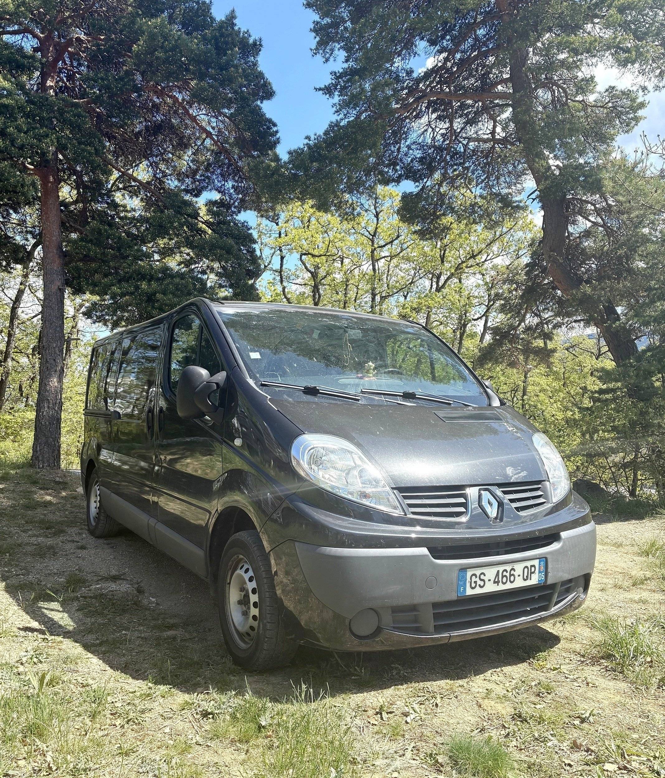 Front view from 3/4 Renault Renault Trafic - Yescapa