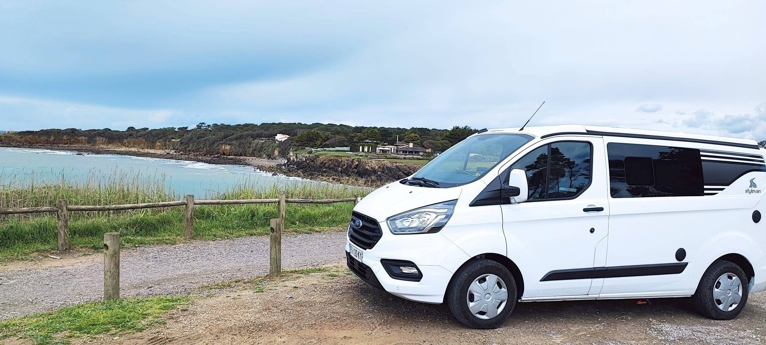 Vista frontale a ¾ Ford Transit Custom - Yescapa
