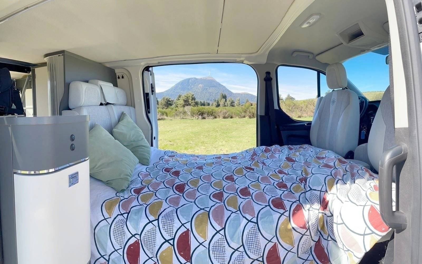 Dining Area Ford Ford Transit Custom - Yescapa