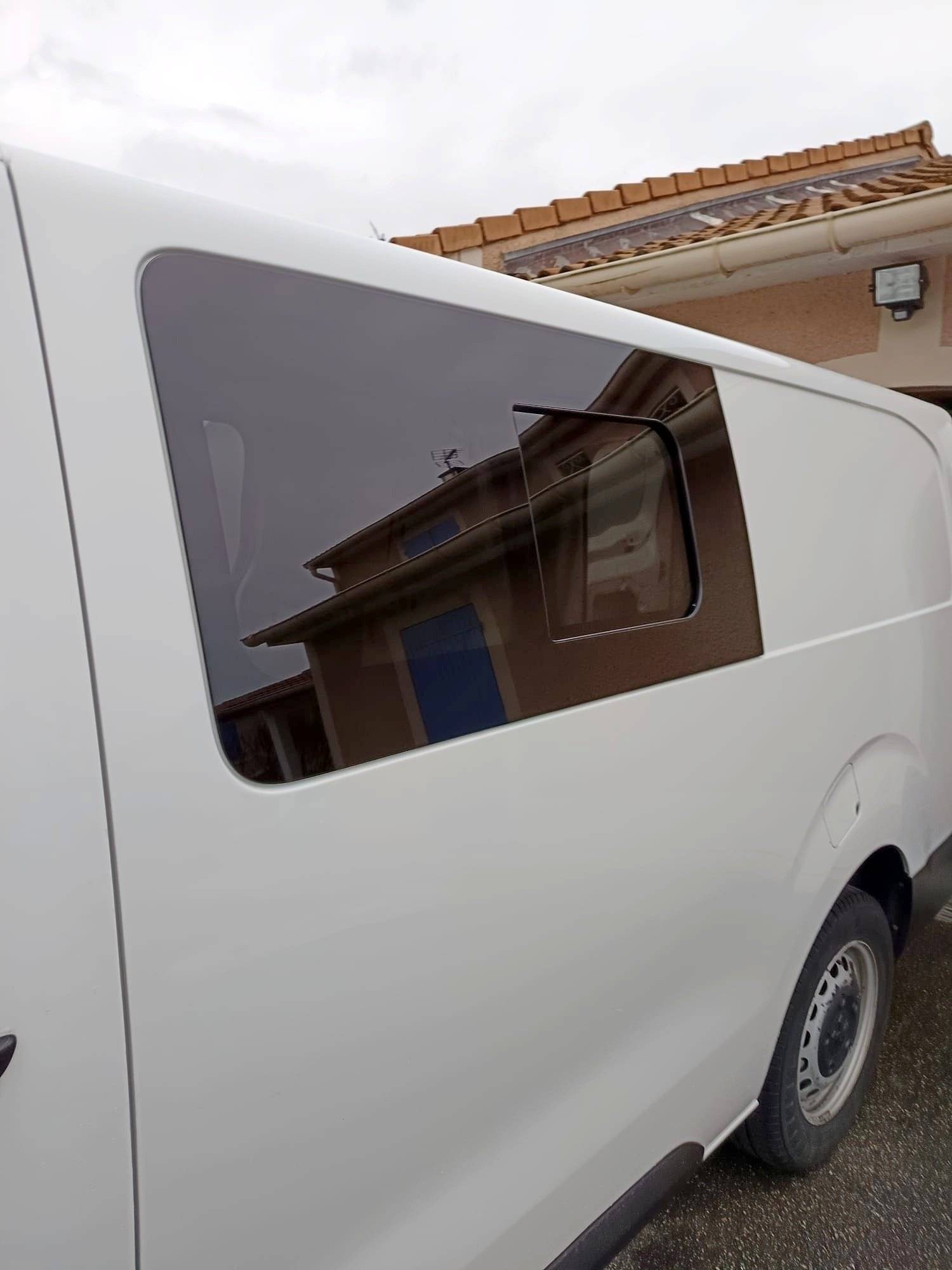 Vista del vehículo ángulo delantero Peugeot Expert 3, 120Ch - Yescapa