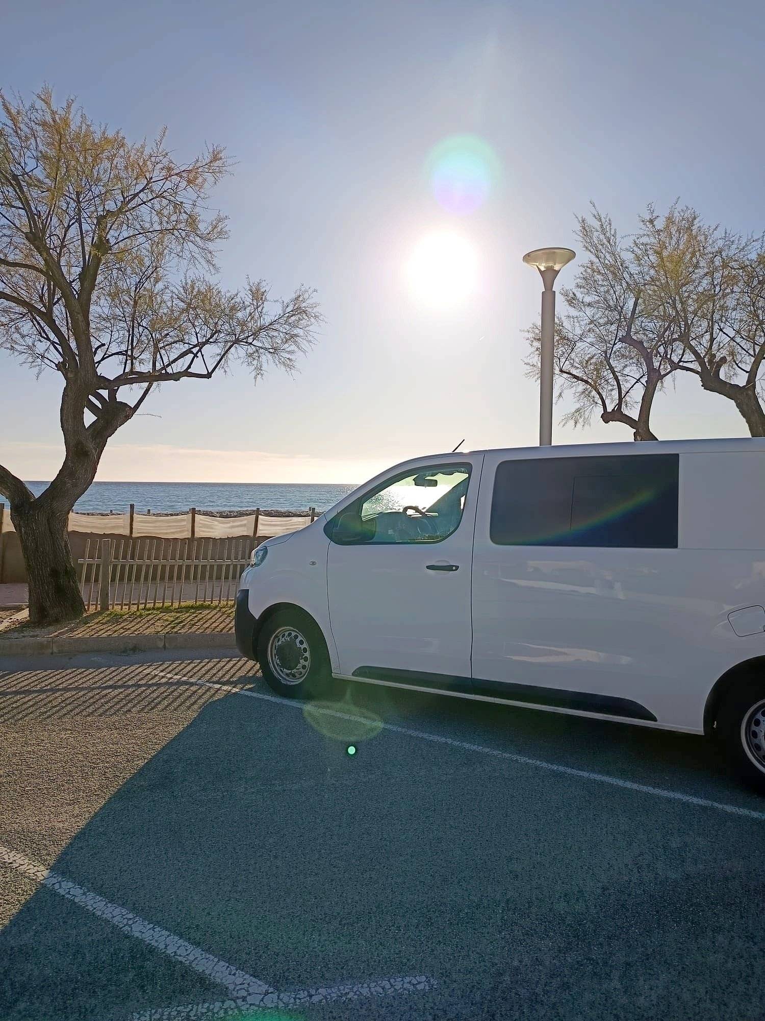 Vista frontale a ¾ Peugeot Expert 3, 120Ch - Yescapa