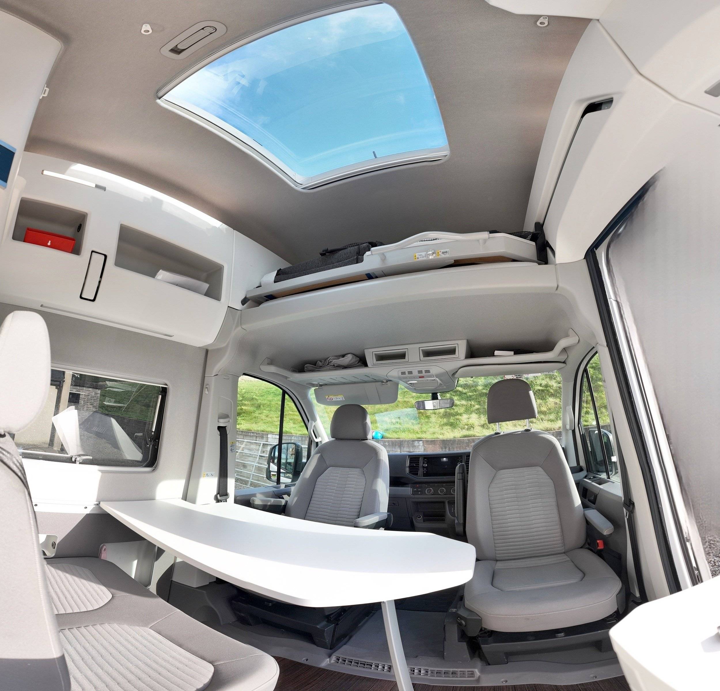 Dining Area Volkswagen Volkswagen Grand California - Yescapa
