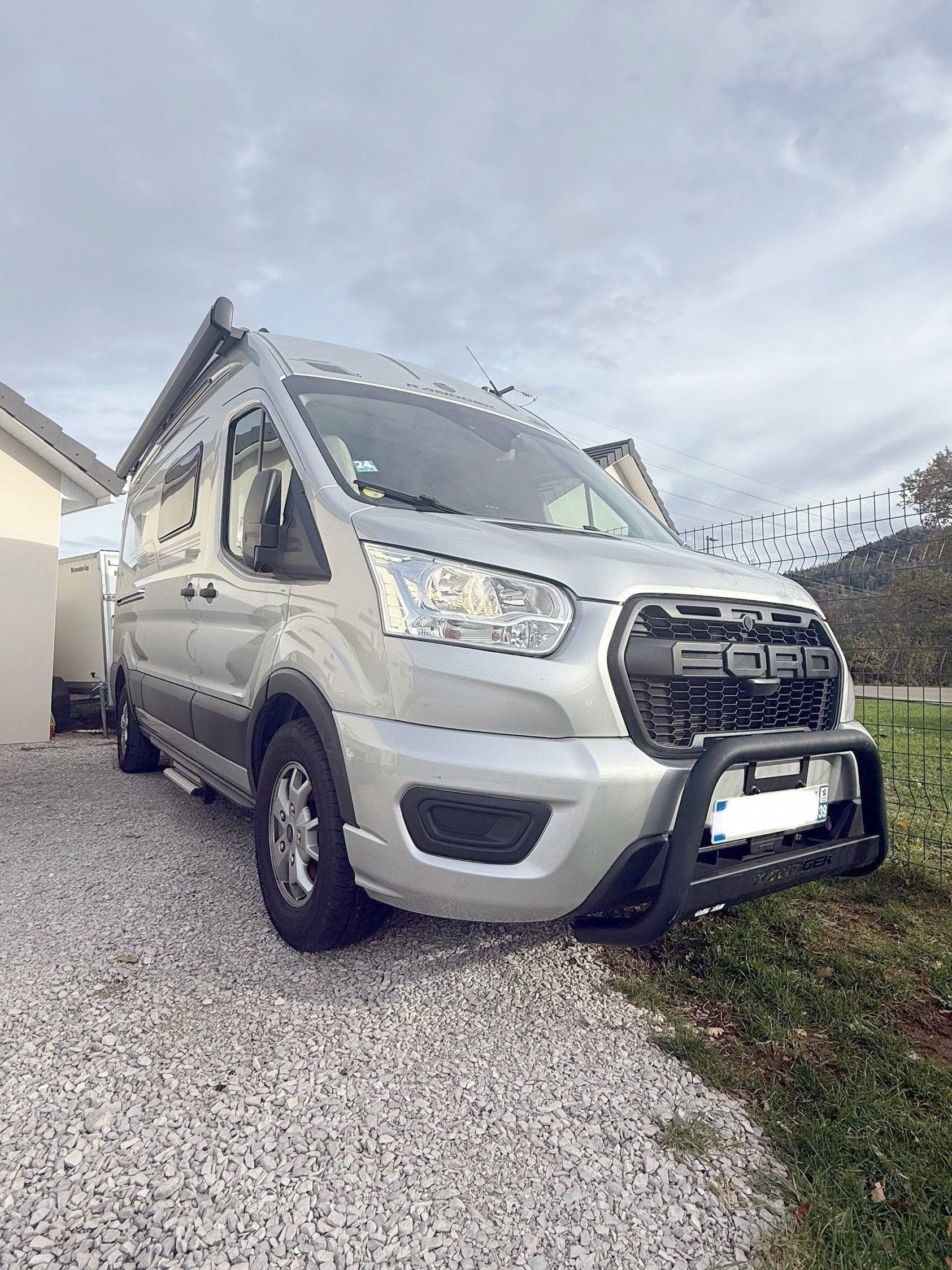 Vista frontale a ¾ Ford transit TDCI 170CH - Yescapa