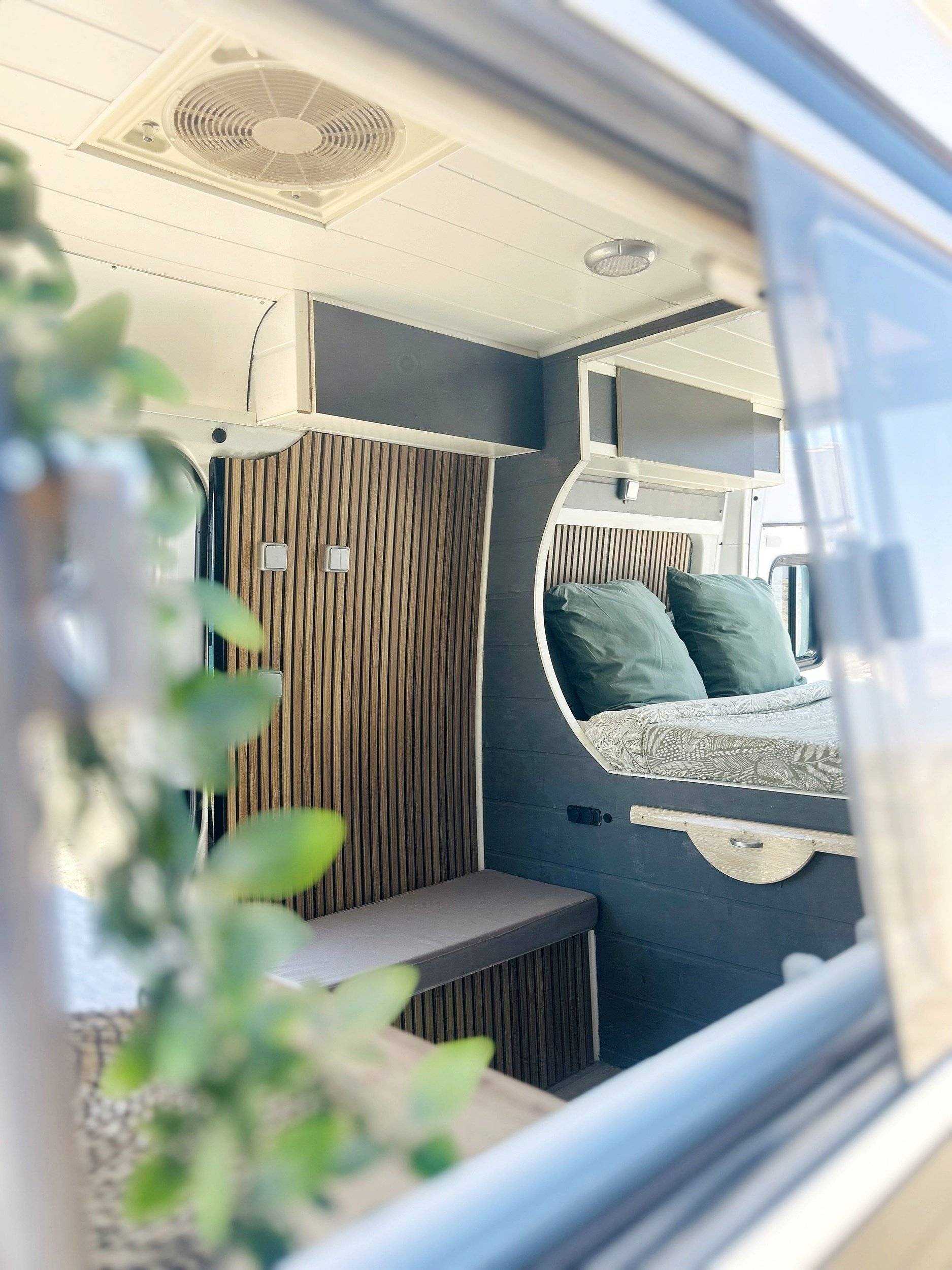 schräge Vorderansicht Mercedes Sprinter 2,2 l CDI 129 ch. - Yescapa