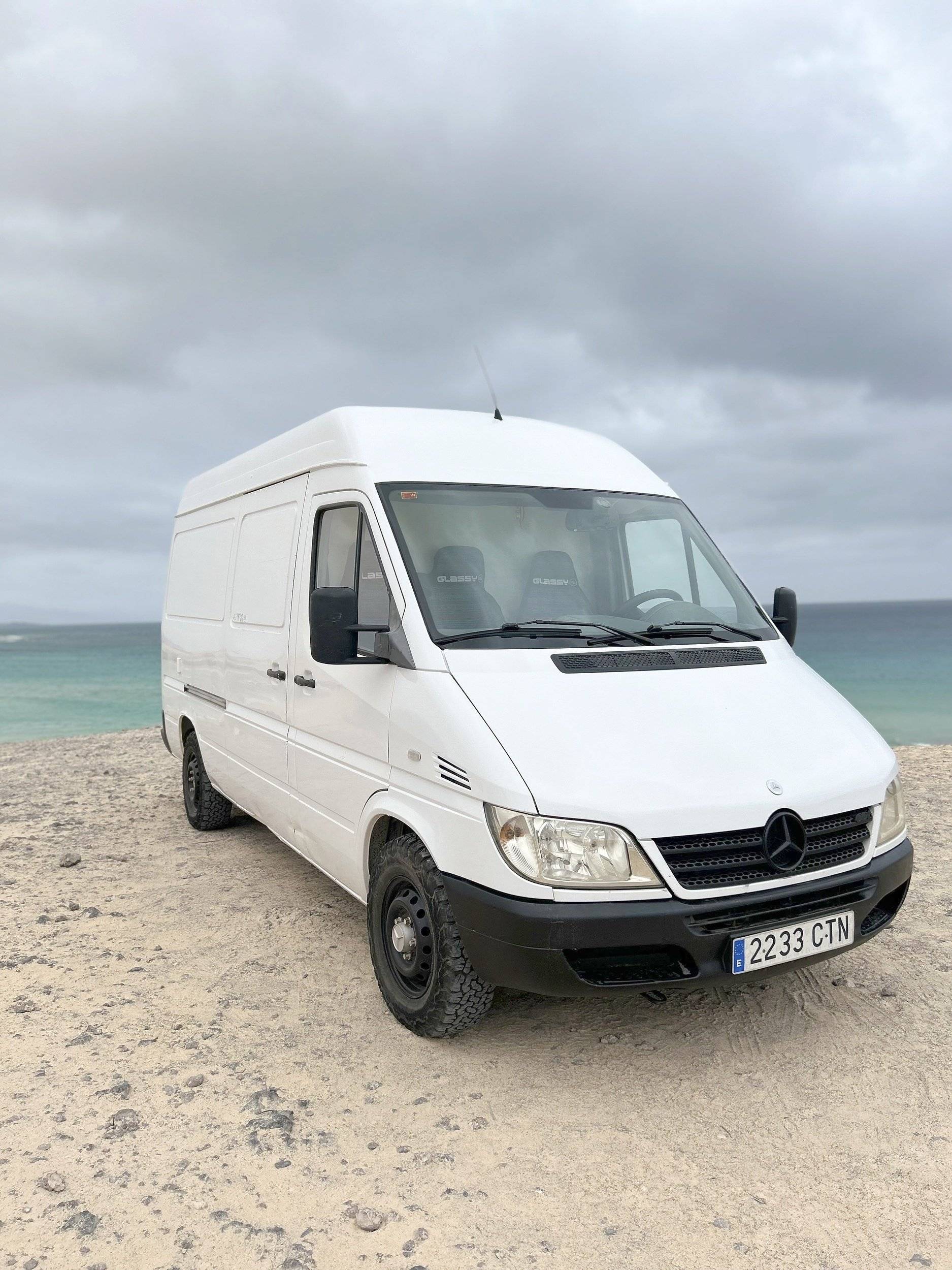 Front view from 3/4 Mercedes Sprinter 2,2 l CDI 129 ch. - Yescapa