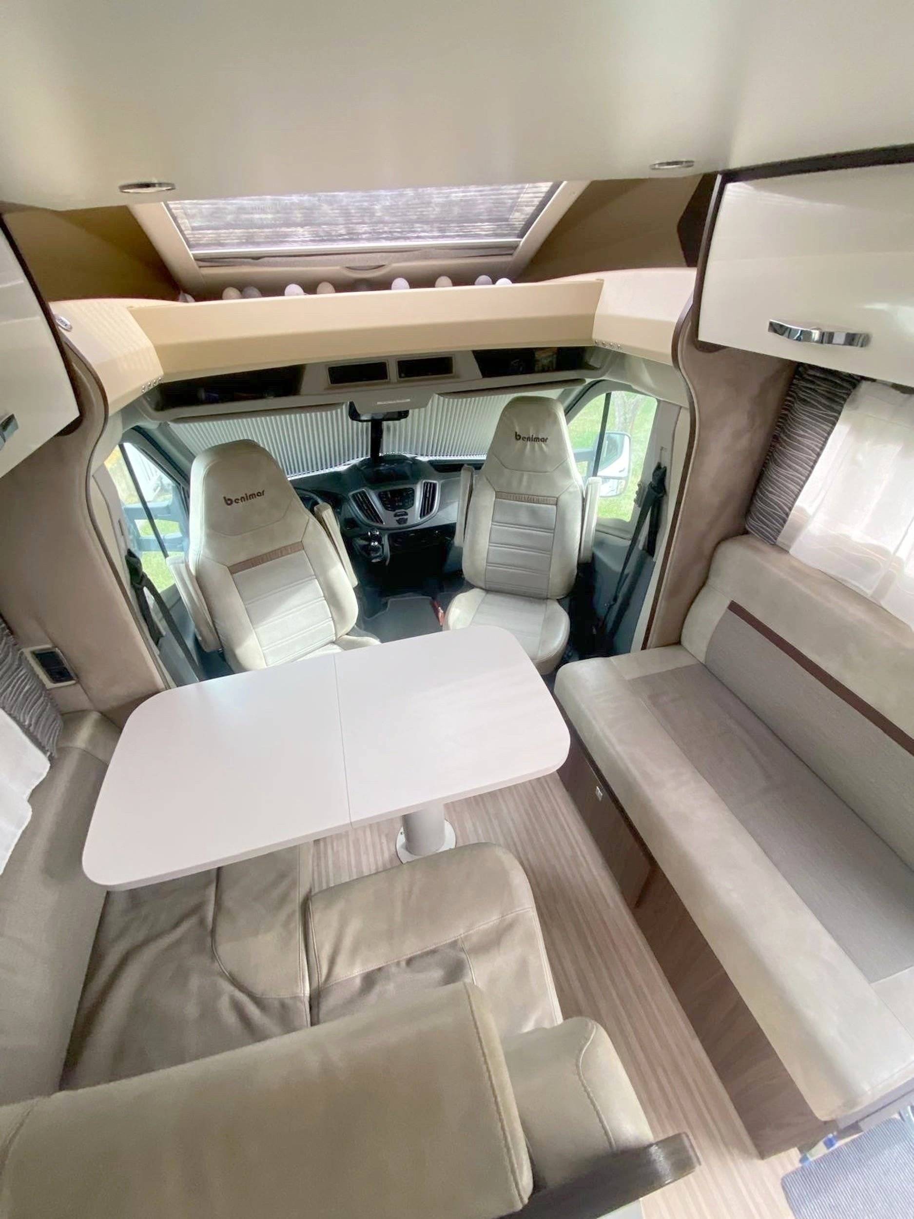 Área de jantar Ford Transit 2,0 l 170 ch - Yescapa