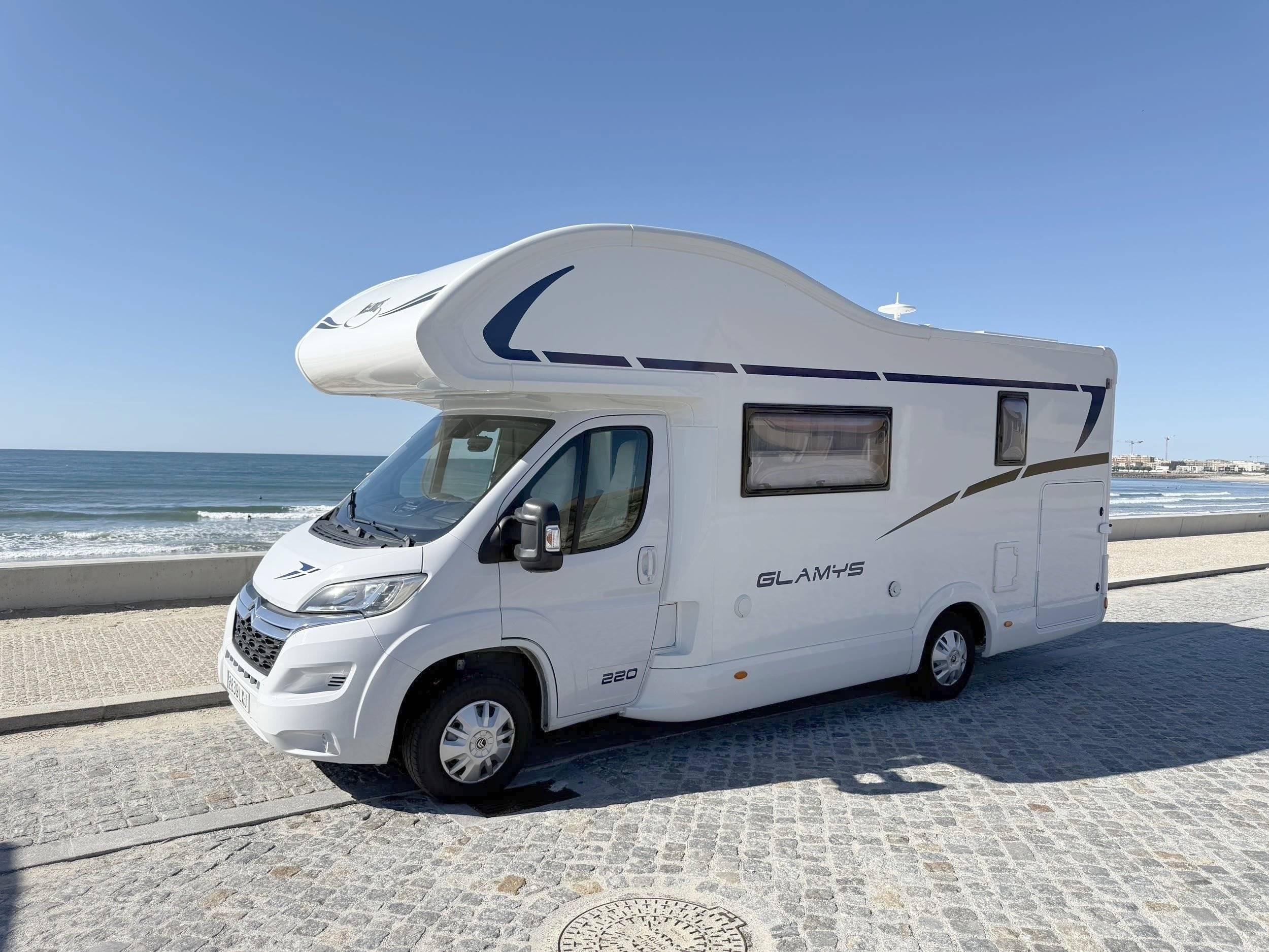 schräge Vorderansicht Citroën 2.2L 140CV - Yescapa