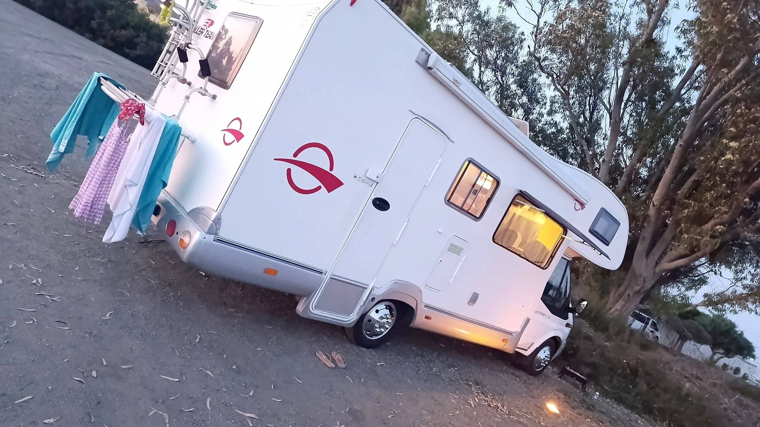 Vista de 3/4 Ford Transit 2,4 l 140 ch - Yescapa