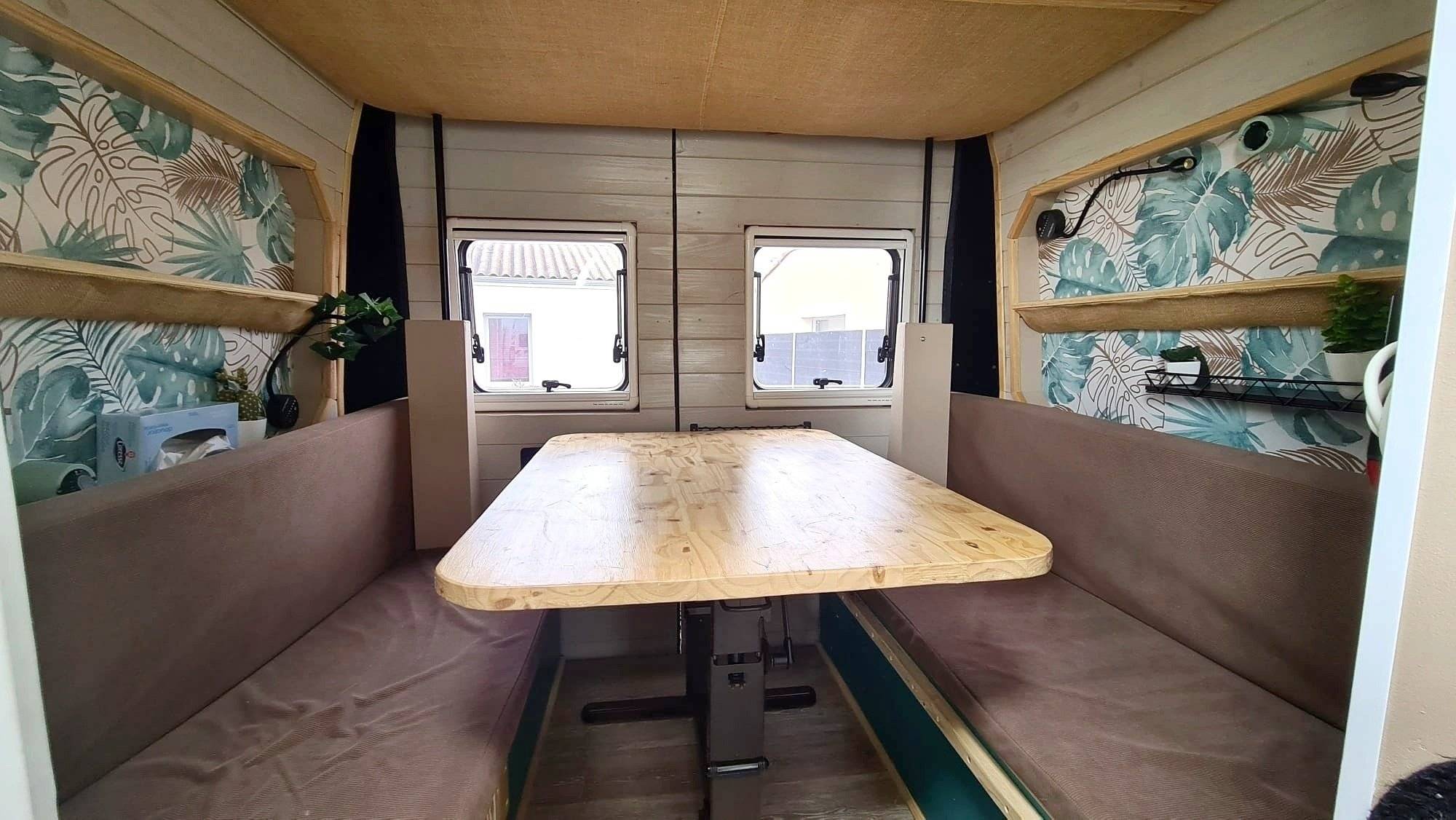 Dining Area Citroën Jumper - Yescapa