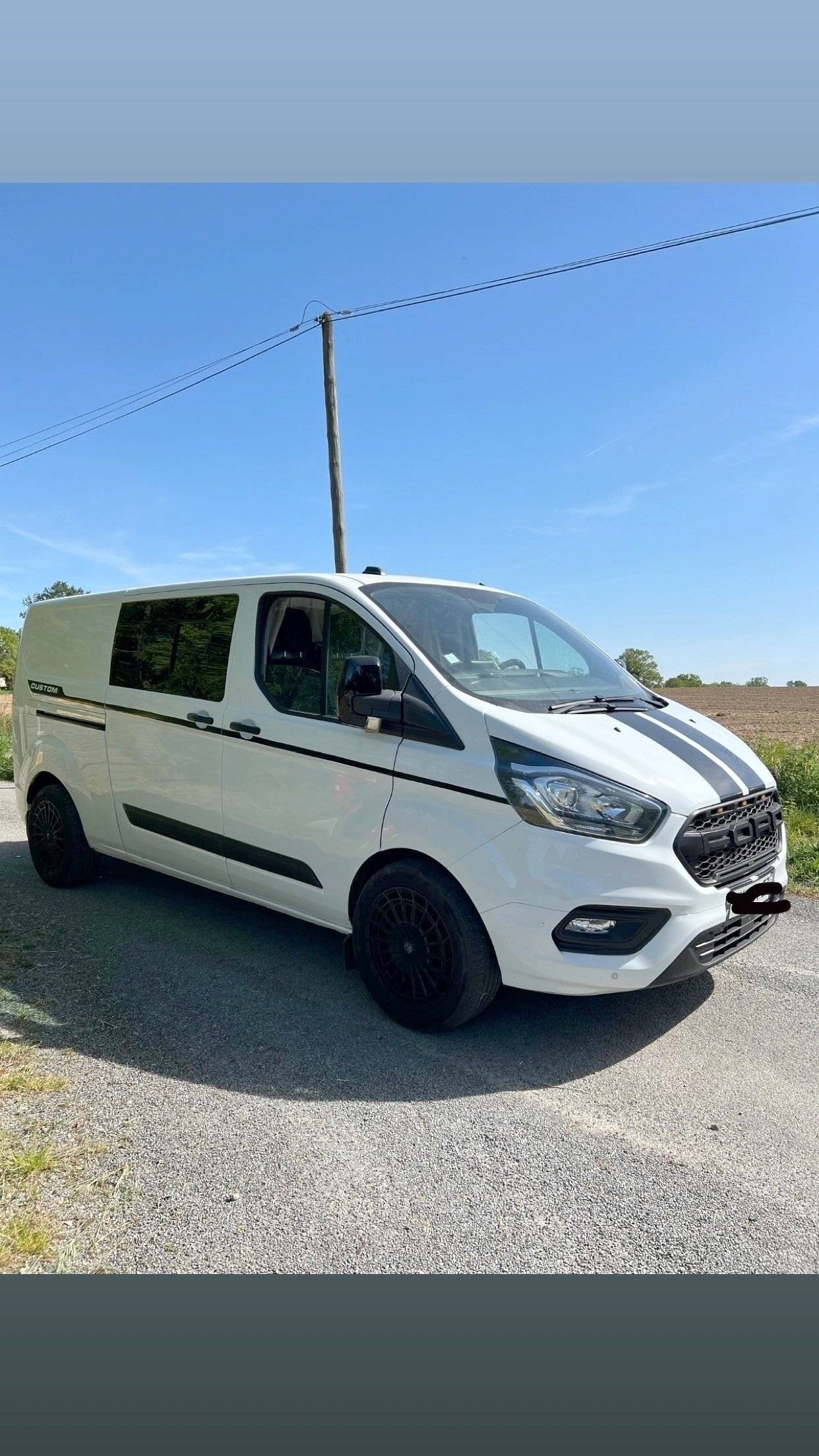Vista de 3/4 Ford FORD TRANSIT CUSTOM L2 - Yescapa
